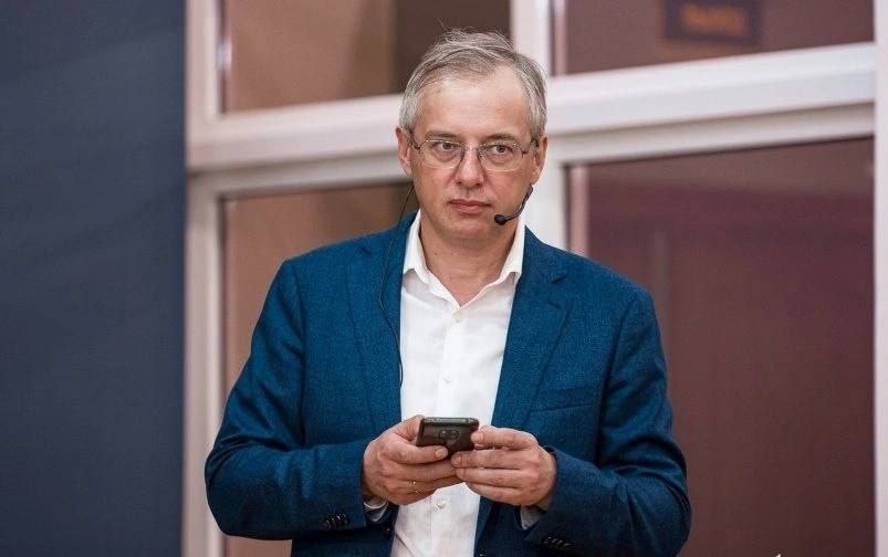 Один из основателей ритейлера ДНС Дмитрий Алексеев бросил вызов маркетплейсам, обвинив их в недобросовестной конкуренции Долларовый миллиардер из Приморья, знающий все тонкости ценообразования на бытовую технику и электронику, развернул полемику в соцсетях о растущем дисбалансе между офлайн-торговлей и маркетплейсами, грозящем в итоге ударить по покупателям. Конкретных предложений для исправления ситуации глава ДНС пока не озвучивает, но позиция одного из лидеров офлайн-рынка наверняка будет учтена профильными ведомствами, которые уже говорят о необходимости усиления контроля над маркетплейсами и селлерами. "Загадаю вам загадку: почему iPhone 16 128 в М.Видео стоит 78 499 рублей, в Ситилинк - 78 490 рублей, в ДНС - 78 290 рублей, а на маркетплейсах продают тот же телефон за 61 582 рублей и за 61 260 рублей? Ну вот как можно объяснить такую разницу в цене?", — задаётся наболевшим вопросом Дмитрий Алексеев в соцсетях. "А теперь вам ещё одна загадка: как долго вообще в России будут официально растаможиваться iPhone, если маркетплейсы, лидеры розничного рынка, создали систему доставки контрабаса контрафакта по всей стране? По оценкам, сейчас уже точно больше 30%, а может и 50% iPhone попадает в страну мимо таможни", — написал глава ДНС. Поделись новостью Telegram Владивостока