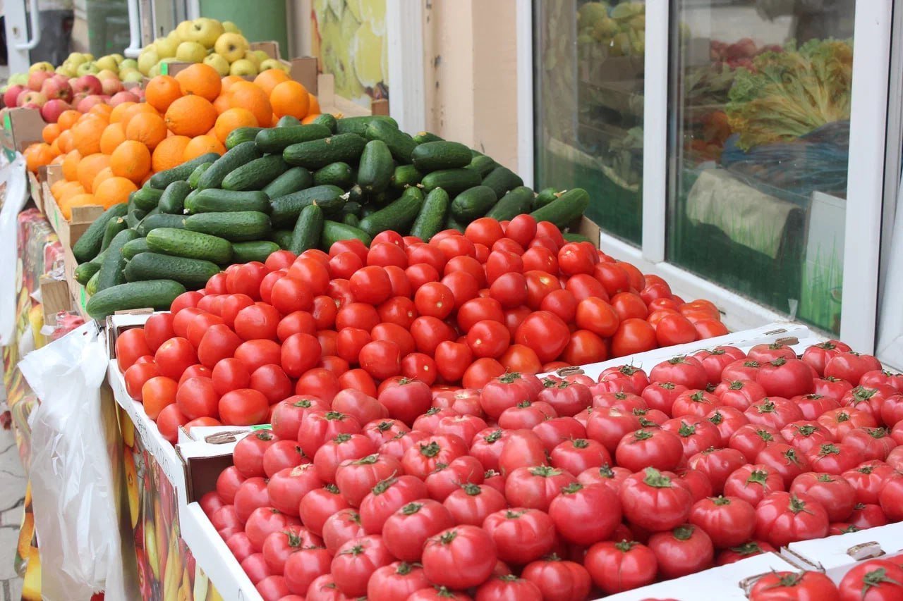 На Ставрополье снова подорожали продукты По данным Северо-Кавказстата, за последнюю неделю существенно цены поднялись на лук больше 9% — 72 рубля 29 копеек; хлеб из ржаной муки чуть больше 4 % — или 95 рублей за килограмм. Дороже теперь обойдется и морковь — в среднем 48 рублей, что на более чем 2,5 % больше, чем неделей ранее. Продолжает расти в цене картофель. За килограмм придется заплатить почти 89 рублей. Некоторые продукты подешевели. Больше всего снизилась цена на помидоры и огурцы.