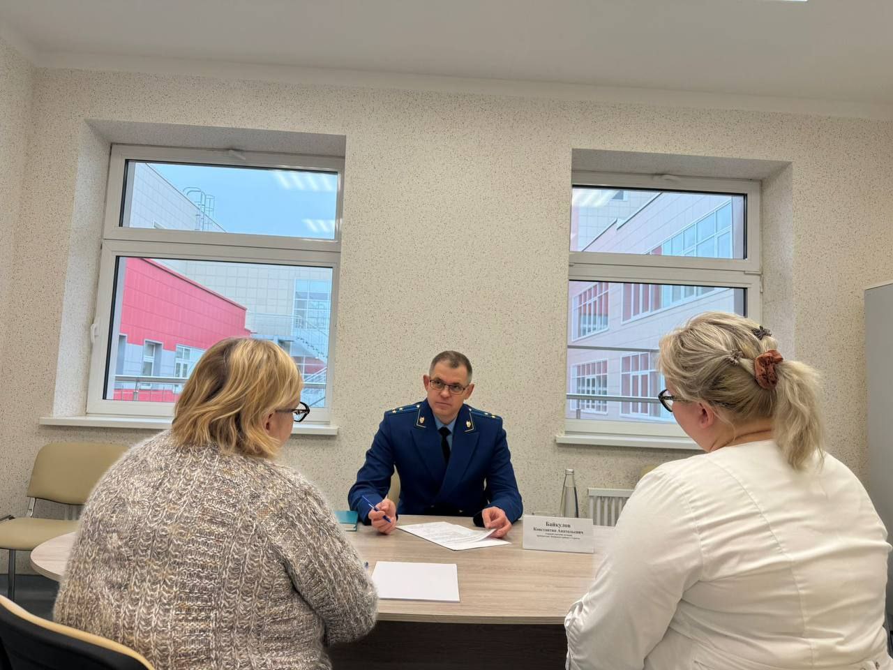 Прокурор Ленинского района г Саратов Константин Байкулов провел выездной личный прием в ГКЗ Областной клинический онкологический диспансер В ходе приема поступили обращения по вопросам доступности общественного транспорта до медицинского учреждения дополнительных парковочных мест для инвалидов а также льготного лекарственного обеспечения  По каждому обращению организованы проверки Вопрос о принятии мер реагирования будет решен по их завершении Результаты рассмотрения обращений взяты на контроль прокуратуры района