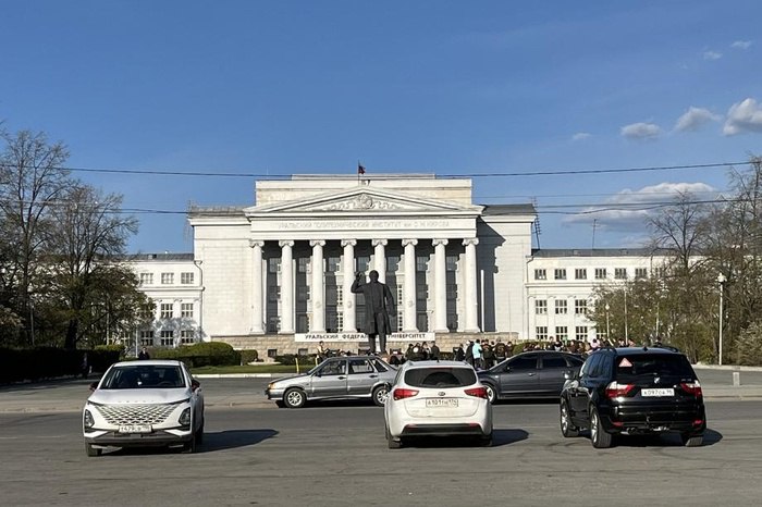 Уральский вуз пробился в ТОП-10 лучших университетов России «Интерфакс» опубликовал Национальный рейтинг университетов России НРУ -2025. В ТОП-10 вошел Уральский федеральный университет имени первого Президента России Б. Н. Ельцина. При составлении НРУ-2025 оценивалась деятельность 389 университетов России. В рейтинг включены 10 федеральных, 29 национальных исследовательских, 33 опорных, 22 негосударственных вуза, а также 145 университетов, участвующих в программе «Приоритет 2030» желающих войти в Топ-100 вузов, деятельность которых направлена на достижение национальных целей развития Российской Федерации на период до 2030 года, — прим. Uralweb .