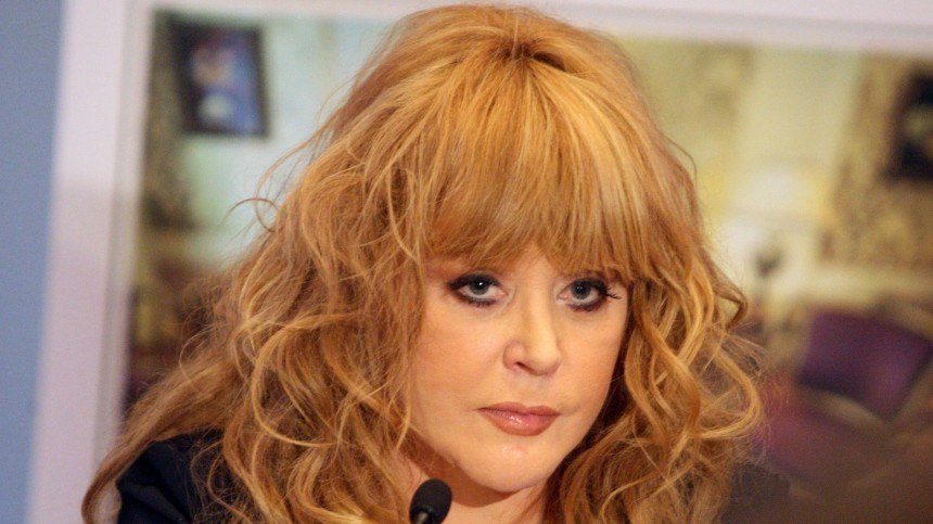 Общественное мнение промаркировало Пугачеву как иноагента Согласно исследованию ВЦИОМ тройка самых узнаваемых иноагентов Галкин Макаревич и Моргенштерн Пугачеву называли почти так же часто как ее супруга хотя официально статуса певица не получала Надо заметить что понятие иностранный агент вообще становится некоторым инструментом общественного порицания поскольку в сознании большинства россиян окрашено весьма негативно в качестве синонимичных понятий респонденты подбирают слова шпион лазутчик чужой опасный и т п При этом поддержка закона об иноагентах растет одобряют их маркировку 65 граждан в 2022 году было 54 а доля ярых противников маркировки сократилась за три года в полтора раза СМИ или физическое лицо признанное выполняющим функции иноагента