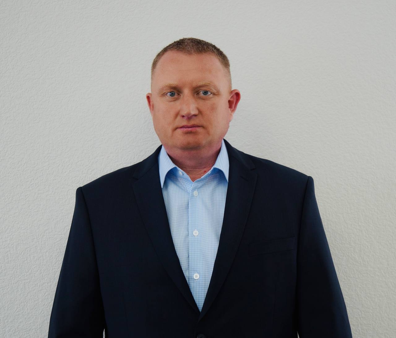 Новым главой Шарканского района назначен Андрей Николаев  Николаева избрали главой района местный совет депутатов во время тайного голосования, сообщил руководитель Администрации Главы и Правительства Удмуртии Александр Журавлев.  «С территорией он хорошо знаком – трудился в сферах образования, сельского хозяйства, муниципального управления. Имеет награды профильного министерства и Правительства республики», – охарактеризовал нового главу района Журавлев.   Предыдущий глава Шарканского района Василий Муклин в начале июня занял должность первого заместителя министра Минсельхоза Удмуртии.  Фото: tg-канал Александра Журавлева   #Удмуртия