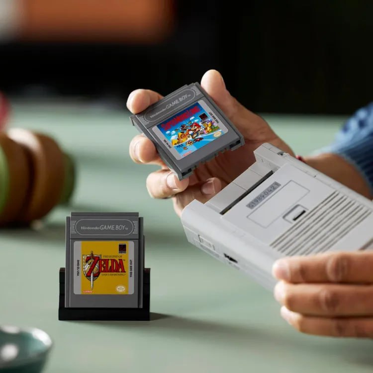 Lego выпустила конструктор Game Boy — красиво, но играть нельзя  Датская компания представила официальный конструктор Nintendo Game Boy. Идея любопытная, но есть очевидная проблема — это просто статичная модель без возможности запуска игр.  Размеры почти как у оригинала — 14 см в ширину и 9 см в высоту. Малиновые кнопки A и B действительно утапливаются в корпус, изгибы консоли переданы детально. Все надписи выполнены печатным методом, а не наклейками — от подписей кнопок до текста на корпусе и серийного номера с пасхалкой.  Главная фишка — сменные картриджи с лентикулярными экранами. В комплекте "Super Mario Land" и "The Legend of Zelda: Link s Awakening". При наклоне консоли можно увидеть простую анимацию — появление логотипа Nintendo или сцену из игры.  Компания даже воссоздала фрагмент оригинальной рекламы 1989 года, используя свой конструктор. Предзаказы открыты, отгрузка с 1 октября. За 60 долларов  ~7600 рублей  получаете качественную копию легендарной консоли с парой визуальных эффектов. Для фанатов ретро-гейминга — неплохой сувенир, но не более того. Настоящий Game Boy с картриджами всё ещё актуальнее.