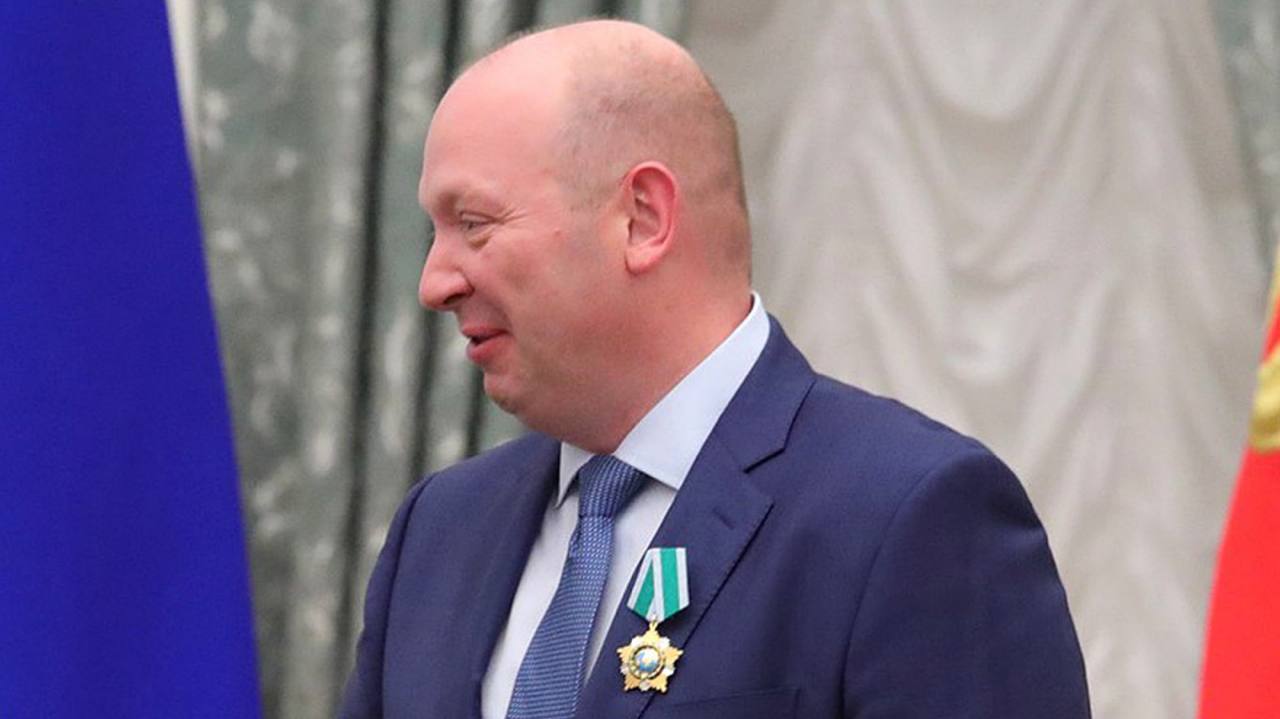Бывшего главу «ВСМПО-Ависма» арестовали за махинации на 4 млрд рублей В Москве арестован экс-глава титановый корпорации «ВСМПО-Ависма» Михаил Воеводин. Его обвиняют в мошенничестве — по версии следствия, он вступил в сговор с гражданином США Игорем Райхельсоном и организовал закупки шихтовых заготовок по завышенным на 30% ценам. Ущерб компании оценивается в 4 млрд рублей. 25 июня были задержаны и Воеводин, и ещё один фигурант дела — Евгений Лысенко, директор НПО «Вторпромресурсы», связанного с Райхельсоном. Подписаться Прислать новость