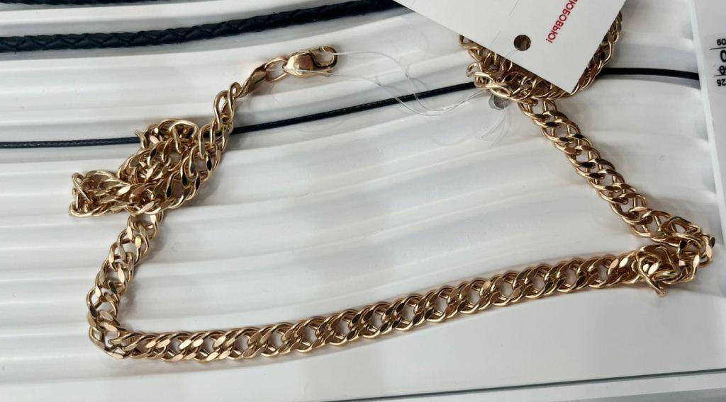 В Северной Осетии оперативники задержали мужчину совершившего грабеж в ювелирном магазине Владикавказа на сумму свыше 400 тысяч рублей Сотрудники Управления уголовного розыска МВД по Республике Северная Осетия Алания задержали жителя с Михайловское 2001 года рождения подозреваемого в совершении преступления на территории г Владикавказа Предварительно установлено что 31 октября 2025 года мужчина зашел в ювелирный магазин расположенный в одном из торговых центров города и попросил консультанта показать ему золотую цепь стоимостью до 300 тысяч рублей в подарок для матери Когда женщина взяла с витрины планшет для демонстрации ювелирных изделий злоумышленник схватил несколько украшений и выбежал из помещения торговой точки Несмотря на то что работники магазина тут же вызвали группу быстрого реагирования догнать подозреваемого не удалось В руках грабителя оказались три увесистые золотые цепи общей стоимостью свыше 400 тысяч рублей Уже через считанные часы сотрудники уголовного розыска вышли на след злоумышленника и задержали его Выяснилось что ранее указанный гражданин неоднократно привлекался к уголовной ответственности за грабеж кражу и мошенничество Оперативники изъяли у мужчины одну краденую золотую цепь остальные подозреваемый сбыл а вырученные деньги потратил на личные нужды В настоящее время следователем СО ОП 3 УМВД России по г Владикавказу в отношении задержанного возбуждено уголовное дело предусмотренное п д ч 2 ст 161 УК РФ Грабеж Санкция статьи предусматривает максимальное наказание в виде лишения свободы на срок до семи лет Фигуранту избрана мера пресечения в виде заключения под стражу Расследование продолжается