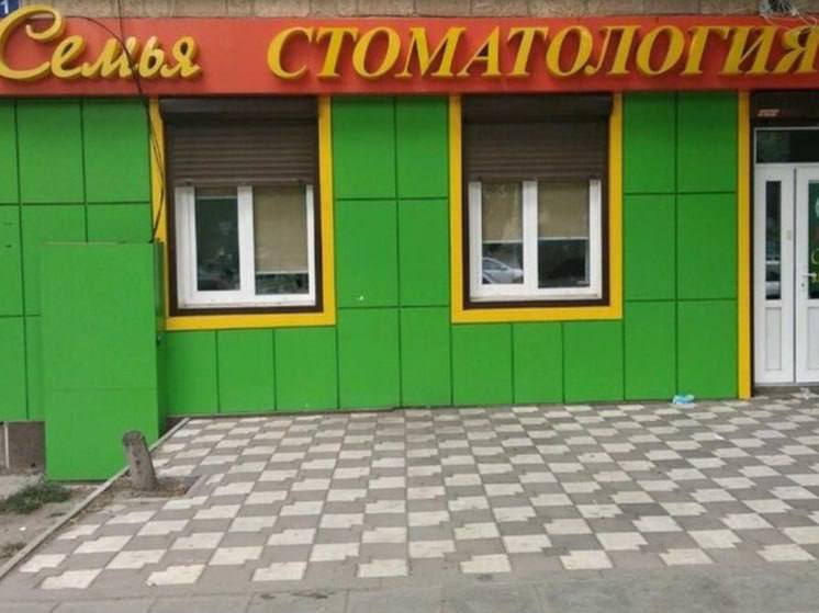В стоматологию «Семья» ни ногой… Внеплановая проверка Роспотребнадзора в стоматологической клинике ООО «Семья» в Дагестане выявила серьёзные нарушения санитарных норм. Обнаружены: • отсутствие стандартов операционных процедур. • отсутствие контроля за стерилизацией инструментов. • несоблюдение норм дезинфекции помещений и медицинских изделий. • неправильное обращение с медицинскими отходами. По решению суда деятельность клиники приостановлена на 30 суток для устранения нарушений.