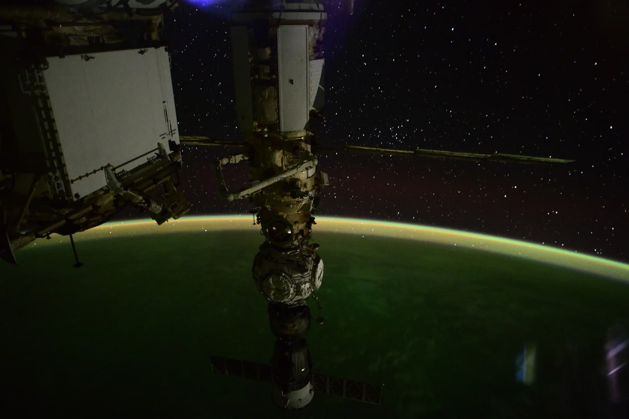 Сегодня очередной насыщенный день в ИсторияКосмоса 15 декабря 1970 года автоматическая межпланетная станция Венера 7 достигла окрестностей планеты и совершила первую в истории посадку на поверхность другой планеты Были определены давление и температура на Венера 90 атмосфер и 475 C 15 декабря 1976 года состоялся первый парный полёт многоразовых возвращаемых аппаратов комплекса Алмаз по программе летных испытаний Головной разработчик ЦКБМ Генеральный конструктор В Н Челомей 15 декабря 1984 года с космодрома Байконур РН Протон запущена автоматическая межпланетная станция Вега 1 11 июня 1985 года были введены в атмосферу Венеры посадочный аппарат и атмосферный зонд на ночной стороне планеты Были проведены измерения характеристик состава атмосферы во время снижения посадочного аппарата и на аэростате а также проведен анализ состава грунта при помощи гамма спектрометра Пролетный аппарат продолжал полёт к комете Галлея встретившись с ней 6 марта 1986 года и в этом же году экспедиция успешно завершилась Артемьевнасвязи