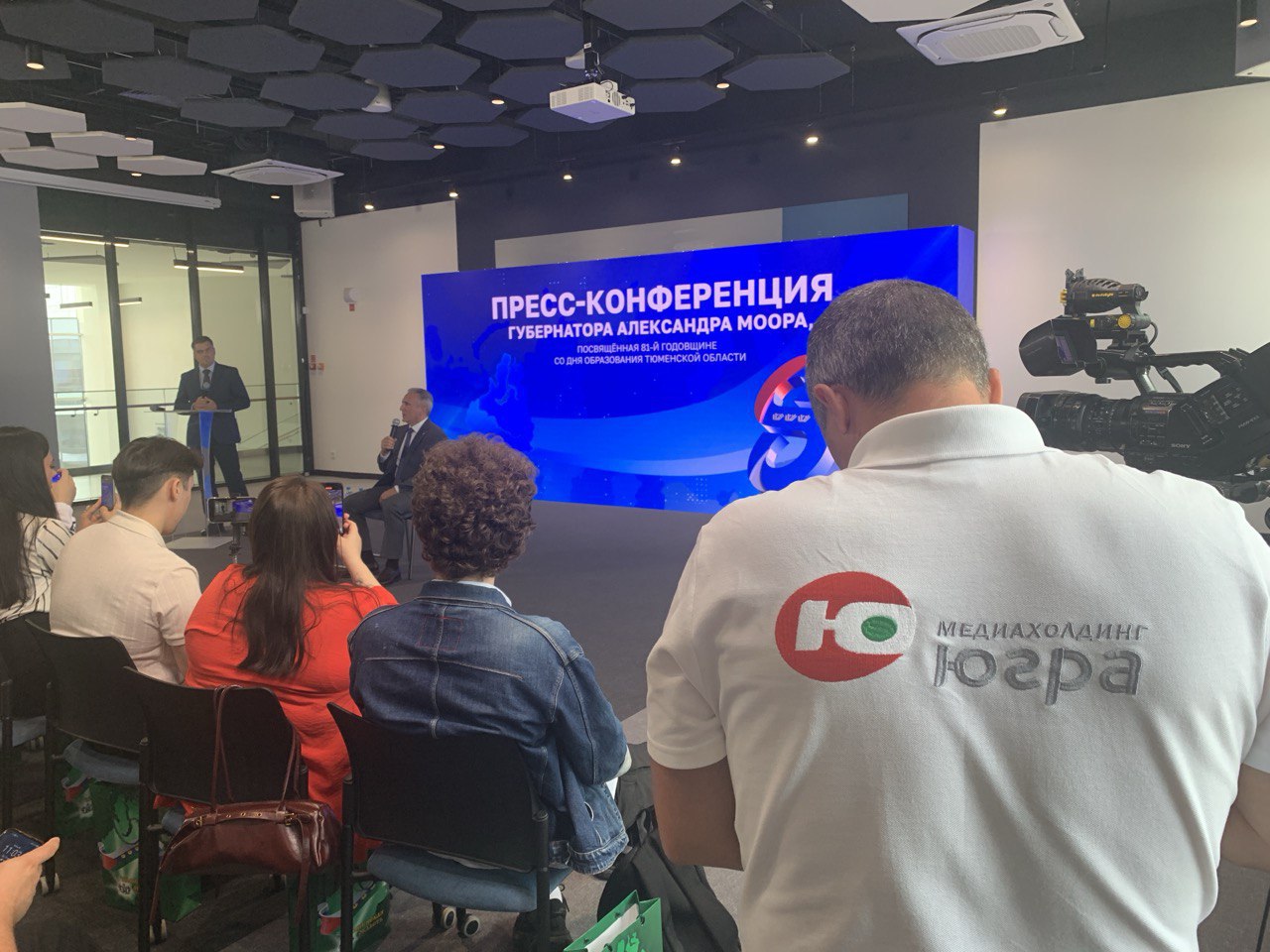 Александр Моор ответит на вопросы представители порядка 40 редакций СМИ В зале - сотрудники 9 редакций федеральных изданий, 25-ти - региональных и районные СМИ, 4 редакций СМИ Ямала и Югры. Заявки на аккредитацию подали порядка 100 представителей СМИ. Авторы трех лучших вопросов получат фирменный мерч.