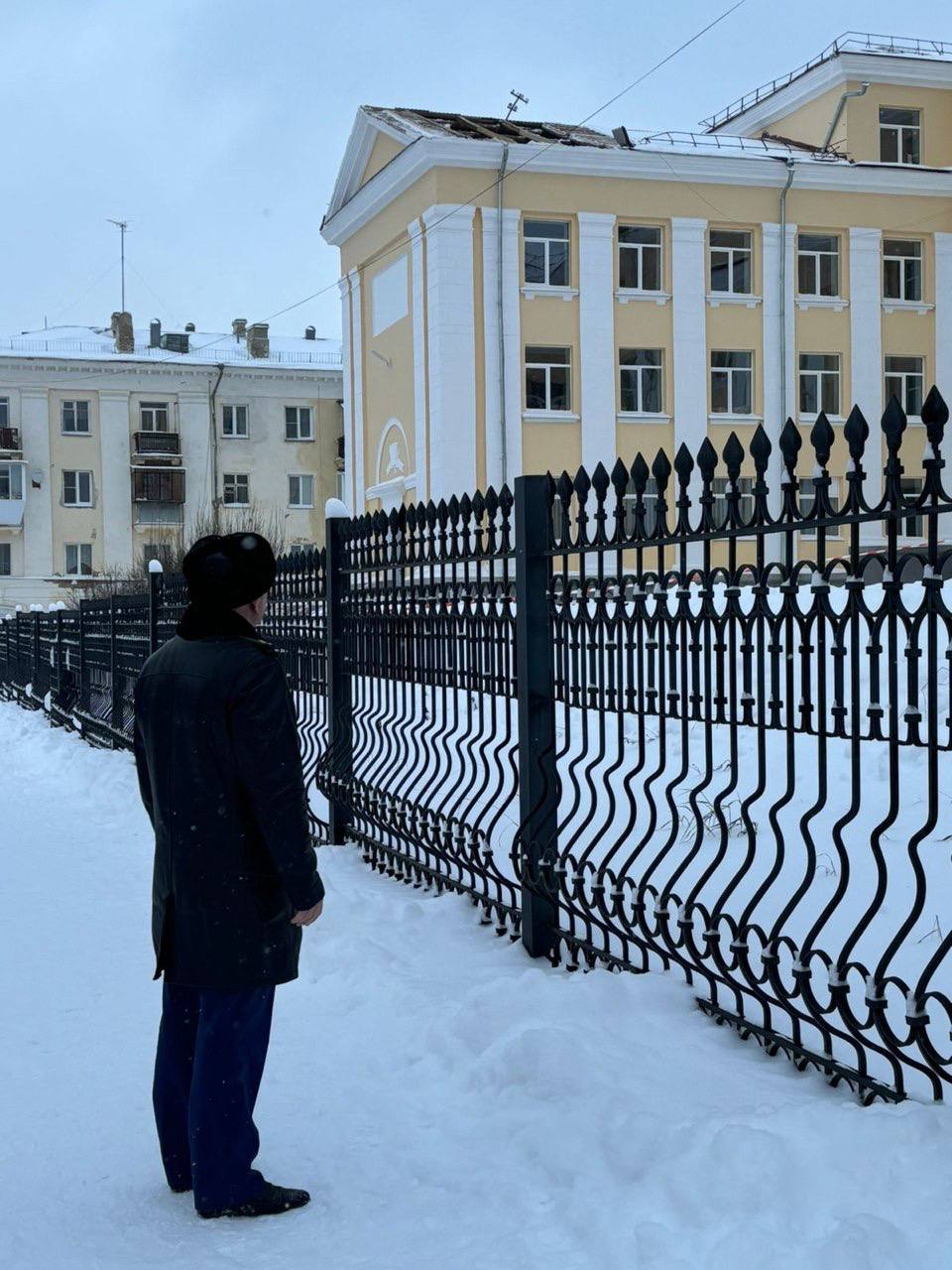 В Сатке прокуратура провела проверку по публикации в социальной сети о повреждении кровли здания общеобразовательной школы     Саткинская городская прокуратура провела проверку по публикации в социальной сети о повреждении кровли здания общеобразовательного учреждения.  Установлено, что в период со 2 по 3 ноября 2024года ввиду неблагоприятных погодных условий повреждено кровельное покрытие в левом крыле здания Муниципального автономного образовательного учреждения «Средняя общеобразовательная школа № 8».  Повреждение кровельного покрытия по причине неблагоприятных погодных условий свидетельствовало о ненадлежащем содержании имущества, отсутствии периодических обследований, в ходе которых дефекты кровли здания могли быть своевременно обнаружены и устранены.  Прокурором директору образовательной организации внесено представление об устранении нарушений закона, которое рассмотрено и удовлетворено.  Образовательной организацией проведены ремонтные работы, усилен контроль за исполнением законодательства при эксплуатации и содержании здания общеобразовательной школы.