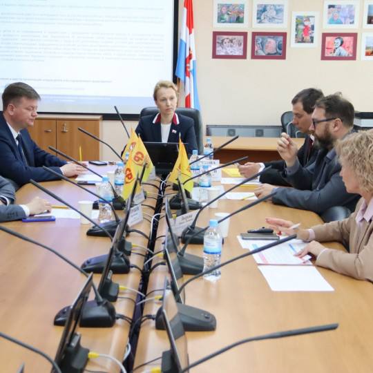 Прикамские депутаты внесли законопроект о бесплатной юридической помощи медикам и учителям Депутаты партии СПРАВЕДЛИВАЯ РОССИЯ ЗА ПРАВДУ внесли в Законодательное Собрание Пермского края инициативу о предоставлении бесплатной юридической помощи медикам и учителям По словам руководителя партийной фракции Вероники Куликовой жителей Прикамья не раз шокировали новости о нападениях на врачей и педагогов которые были при исполнении своих должностных обязанностей Ни для кого не секрет что медработники выездных бригад скорой помощи входят в категорию уязвимой профессии В последнее время заметно участились случаи проявления агрессии в отношении них Аналогичная тенденция прослеживается и у педагогов отмечает парламентарий Вспомните какое в советские времена было уважение к учителям Сейчас же профессия теряет авторитет Родители и ученики чётко знают свои права вот только мало кто хочет помнить о своих обязанностях Педагоги часто беззащитны перед учениками Вошло в привычку неуважительное отношение к ним Нередки случаи даже рукоприкладства В настоящее время функции по оказанию безвозмездной правовой поддержки жителям Пермского края возложены на Государственное казенное учреждение Государственное юридическое бюро Пермского края находящееся по адресу г Пермь ул Екатерининская 24 Тем не менее действующий список граждан имеющих возможность получить указанную поддержку не охватывает ряд общественно важных специальностей в числе которых работники образовательных учреждений и сферы здравоохранения По мнению справедливороссов оказание бесплатной квалифицированной юридической помощи педагогам и медработникам повысит эффективность защиты их прав