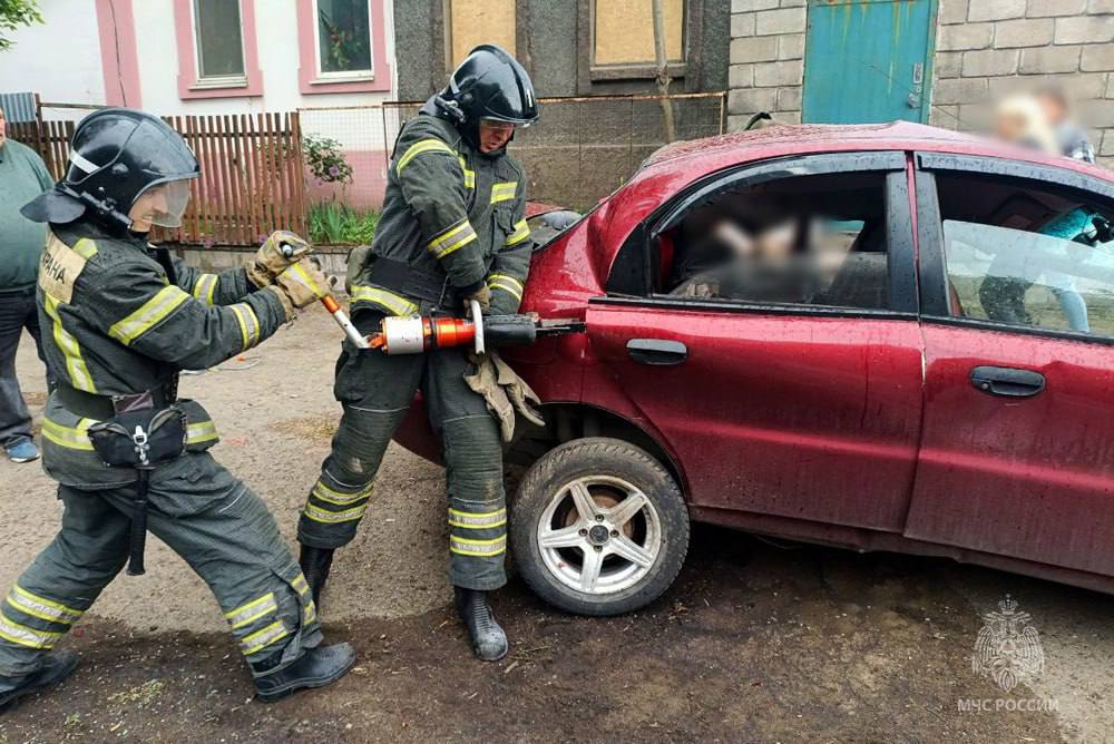 Сотрудники МЧС России работали на месте ДТП в Донецке Днем в Ленинском районе легковушка наехала на конструкцию для наружной рекламы. Спасатели деблокировали погибшего пассажира. В аварии пострадали три человека - все госпитализированы до прибытия спасателей. Также специалисты ведомства смыли топливо с дороги, чтоб исключить возгорание.