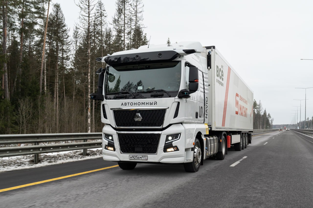 На трассе М 12 Восток тестируют доставку грузов беспилотными грузовиками Эту работу проводит ритейлер Магнит совместно с компанией Navio У грузовика автоматизированная система вождения а все этапы перевозки отслеживаются AI водителем он же и выбирает оптимальные параметры для движения авто Тест уже показал что такой грузовик способен в 2 5 раза сократить время доставки грузов на маршруте Санкт Петербург Казань Обычно же такой рейс с водителем занимает в среднем 58 часов из за соблюдения человеком режима труда и отдыха В следующем году ритейлер намерен запустить регулярные рейсы беспилотных грузовиков по М 12 Подписаться на РИА Новости экономика Все наши каналы