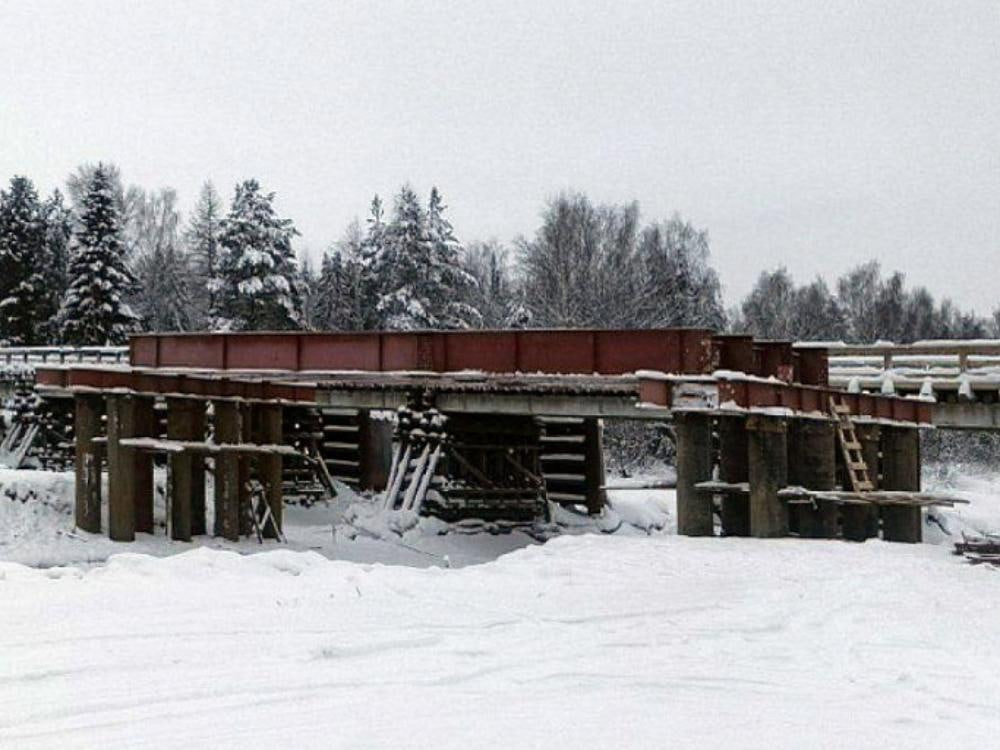 В Красноборском округе идёт капитальный ремонт моста через реку Лахому Работы реализуются в рамках национального проекта Инфраструктура для жизни и Народной программы Единой России Объект расположенный на 30 м километре автодороги Дябрино аэропорт Куликово является ключевым для транспортного сообщения окружного центра с населенными пунктами Уфтюга Куликово и Комарово Губернатор Цыбульский рассказал что протяженность ремонтируемого участка составит 240 метров из которых 90 метров непосредственно мост Подрядчик заменит деревянные опоры на железобетонные установит новые металлические пролётные строения и деревянное мостовое полотно смонтирует перильные и барьерные ограждения укрепит конусы и подходы сделает устройство водоотвода с накопительными колодцами и установит дорожные знаки Для обеспечения непрерывного транспортного сообщения на время проведения основных работ будет организован временный объезд
