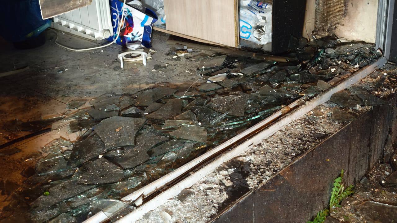 Витрина магазина загорелась в Екатеринбурге Пожар произошел на улице Белинского. Разбив витрину, спасателям удалось моментально потушить возгорание на площади 3 кв.м. Пострадавших нет. ИА «Ночные новости»