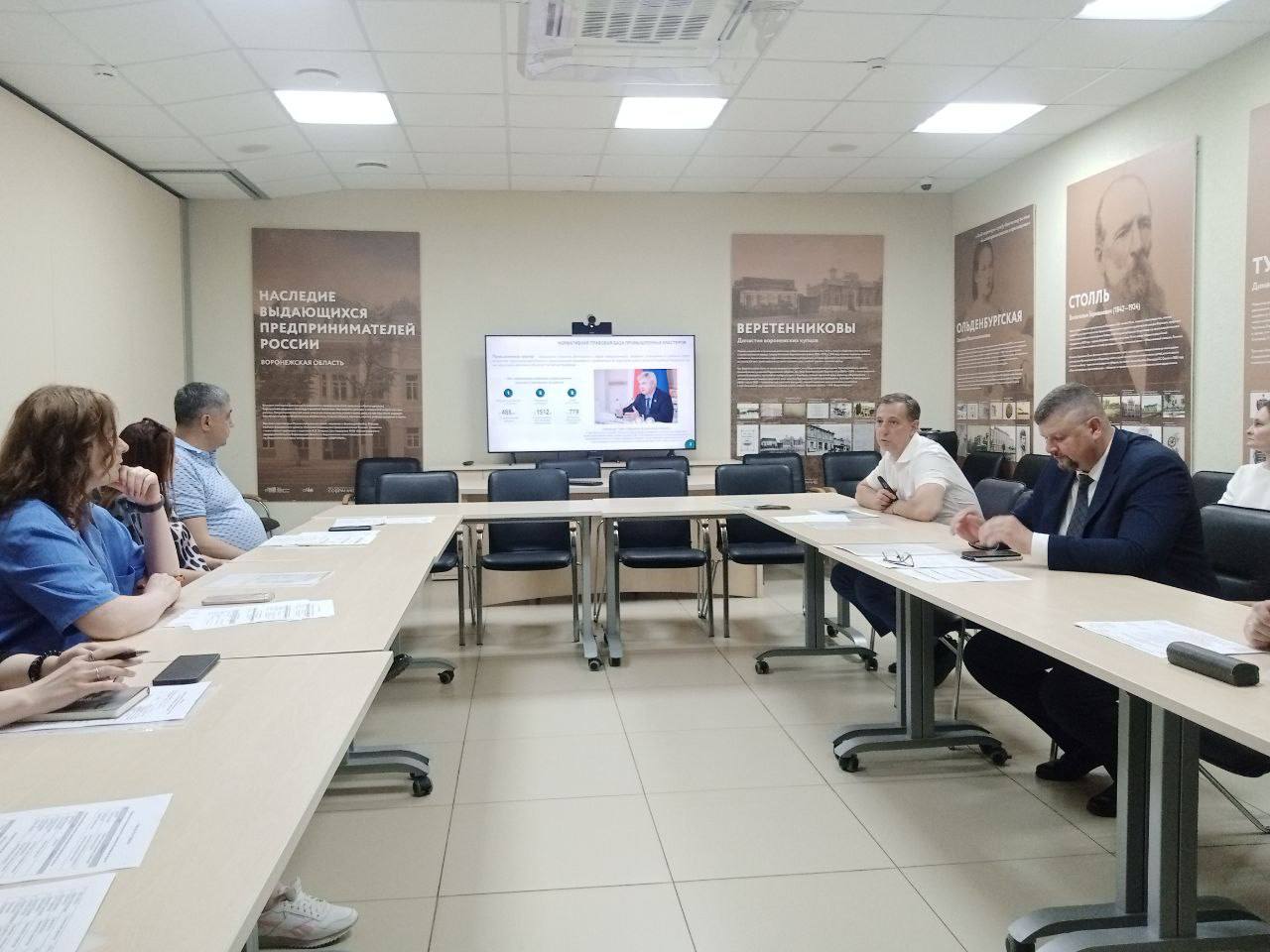В Воронежской области обсудили создание биотехнологического кластера Сегодня 27.05.2025 в центре «Мой Бизнес» состоялось рабочее совещание, посвящённое вопросам развития биотехнологического кластера. Мероприятие прошло под председательством министра промышленности и транспорта Воронежской области Сергея Олеговича Хлызова. Участники обсудили ключевые аспекты создания кластера, включая нормативные требования, документационное сопровождение, а также взаимодействие между предприятиями, научными и образовательными организациями. В совещании приняли участие представители регионального фонда развития промышленности, представители следующих предприятий: ООО «ТПК «Максимум», ООО «Агроград», ООО «Техника Сервис Агро», ООО «Эксперт-Инжиниринг», ООО «Смарт-Грейд», ООО «Агроград», ООО «Завод АгроТехМаш», ООО «Экотехника Холдинг», ООО «Воронежагротехсервис». От АУ ВО «Институт стратегического развития» принял участие в совещании начальник отдела мониторинга и экспертной оценки стратегического развития Лылов Андрей Анатольевич. В ходе рабочего совещания была подчеркнута стратегическая важность для региона - развитие биотехнологического кластера в целом, и развитие отдельного его направления - сельхозмашиностроения. Эксперты отметили, что создание кластера позволит объединить потенциал предприятий, научных центров и образовательных учреждений, обеспечив синергетический эффект для отрасли. В ходе дискуссии особое внимание было уделено: - Участию предприятий в биотехнологическом кластере - обсуждались критерии включения компаний, их роль в кооперационных цепочках и ожидаемые экономические эффекты. - Взаимодействию с научными и образовательными организациями - подчёркивалась необходимость интеграции инновационных разработок и подготовки кадров для отрасли. В завершение встречи участники отметили, что формирование кластера станет важным шагом в развитии экономического потенциала Воронежской области, а также выразили готовность к дальнейшему сотрудничеству и подтвердили заинтересованность в конкурентоспособности кластера.