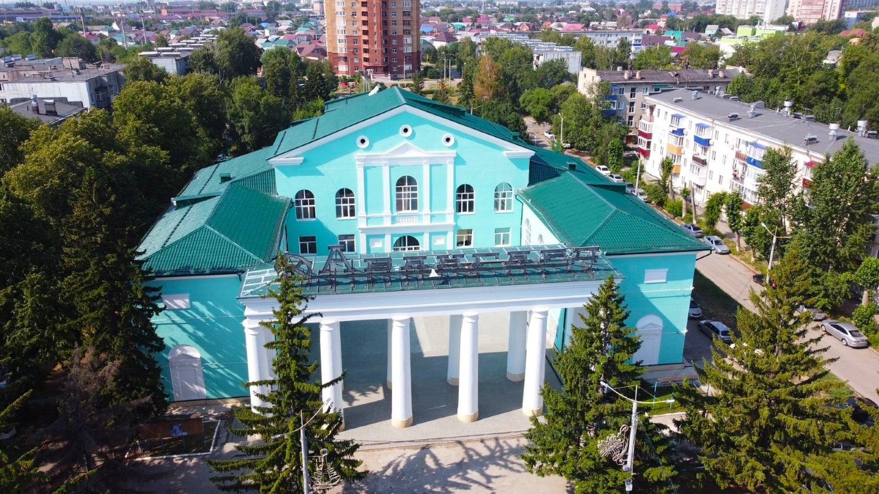 В Самарской области открываются пространства для творческой молодежи По поручению губернатора Вячеслава Федорищева в регионе активно реализуется программа «Культурные люди». Программа направлена на развитие креативных индустрий и поддержку молодых талантов. Уже в этом году в городах и селах региона появятся современные мини-кластеры — места, где молодые таланты смогут творить, развиваться и находить единомышленников. Что будет в новых пространствах? • Театральные и ремесленные мастерские • Коворкинг-зоны и студии звукозаписи • Галереи игр и арт-площадки • Медиастудии и интеллектуальные центры Первые точки уже готовятся к открытию. • В Нефтегорске на базе ДК «Нефтяник» появится «КреативХаб "МОст"» с контент-студией, мини-сценой и интеллектуальным центром. В Сызрани в ДК «Авангард» откроется пространство «ВМесте» с коворкингом, beauty-зоной и площадкой для медиатворчества. Для реализации программы в регионе уже проведена масштабная работа: отремонтировано более 50 объектов культуры, закуплено современное оборудование для 75 учреждений. Реализация проекта осуществляется при поддержке нацпроекта «Семья». #СамарскаяОбласть #Сызрань
