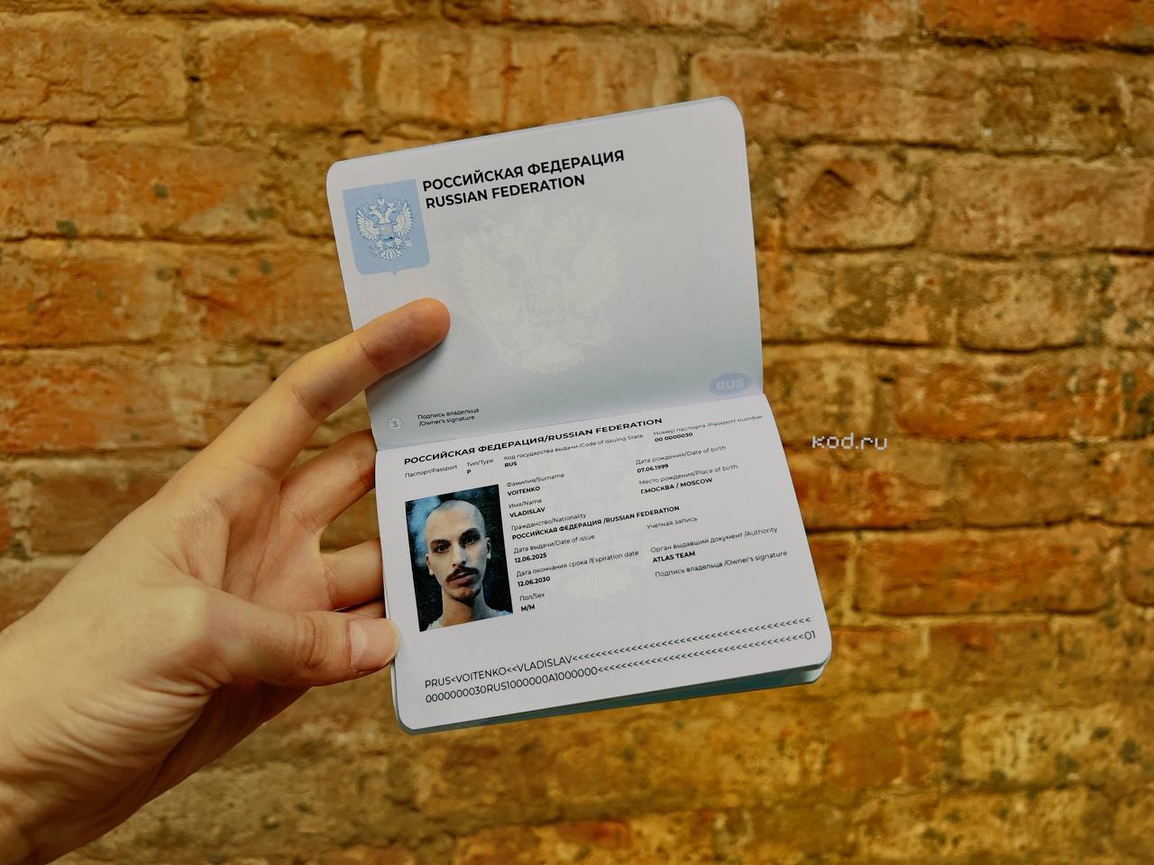 Паспорт как носитель истории, языка и образов В России представили концепцию нового паспорта гражданина РФ. Агентство ATLAS, создавшее концепт, обсудит проект с Комитетом Госдумы. Документ объединяет внутренний и заграничный паспорта. Какие смыслы и особенности несёт концепция, рассказываем по ссылке: ↖