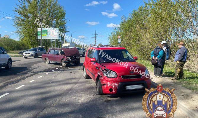 В Туле на Одоевском шоссе "ВАЗ" разбился об "КИА"  28 апреля около 08:00 на Одоевском шоссе в Туле произошло ДТП с участием автомобилей "ВАЗ" и "КИА". Водитель отечественной легковушки не предоставил преимущество, выезжая на шоссе с прилегающей территории. За рулем "КИА" в момент аварии находился 73-летний мужчина.   В результате ДТП различные травмы получила его пассажирка, ей оказали медицинскую помощь на месте.  Источник Первый тульский