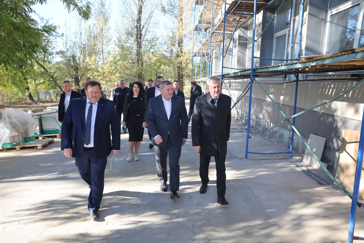 Столовые в каждой волгоградской школе поручил создавать Андрей Бочаров Глава региона посетил гимназию 14 в Краснооктябрьском районе где сейчас идет капитальный ремонт и обратил внимание на организацию питанию детей в некоторых учреждениях Во многих школах старого образца вообще не предусмотрены помещения для школьного питания где то были организованы пункты в подвальных и полуподвальных помещениях Сегодня это тоже является достаточно большой проблемой которую необходимо решать По итогам нашей встречи будут даны поручения чтобы в школах где есть такая возможность при проведении капитального ремонта создать полноценные столовые для детей а также актовые залы если их нет заявил губернатор Подписаться Перейти на сайт