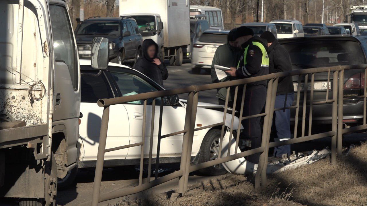 Многокилометровая пробка образовалась в Хабаровске из-за ДТП  Утром среды на проспекте 60-летия Октября из-за автомобильной аварии, которую устроила 44-летняя автомобилистка, несколько часов томились в пробках тысячи хабаровчан. ДТП случилось на перекрестке с улицей Зеленой и серьезно затрудняло движение в направлении центра - как раз в это время горожане ехали на работу.   Пробка растянулась на три километра, коллапс наблюдался с 7 до 11 утра. Случился он из-за крайне неудачного маневра - автомобилистка на миниатюрном хэтчбеке не пропустила шофера, имеющего преимущество в движении. Хабаровчанка на «Мазде Демио» вместе с подругой ехала на работу в направлении Южного микрорайона и собиралась в этом месте повернуть налево. Второй участник аварии на «Хонде Партнер» двигался навстречу по первому ряду прямо. 29-летний профессиональный водитель, рассказал, что хабаровчанка приступила к маневру внезапно, и он не смог предотвратить удар.   Автомобилистка призналась, что заметила «Хонду» уже в тот момент, когда предотвратить столкновение было невозможно. Хабаровчанка предположила, что шофер слишком уж быстро ехал.   «Я убедилась, что никого нет, а когда уже выехала на поворот, тут он несется. Я его даже не видела, просто уже удар. Никого не было, а тут раз». - рассказала женщина.  От удара машины развернуло, обе оказались не на ходу. Собственно, поэтому оформление ДТП и эвакуация иномарок затянулись. Автомобилистка при столкновении ударилась головой, у нее образовалась гематома. Врач скорой помощи осмотрел хабаровчанку на месте, она отказалась ехать в больницу и решила понаблюдать за самочувствием. Полис ОСАГО у нее на машину имелся.  Источник - Губерния