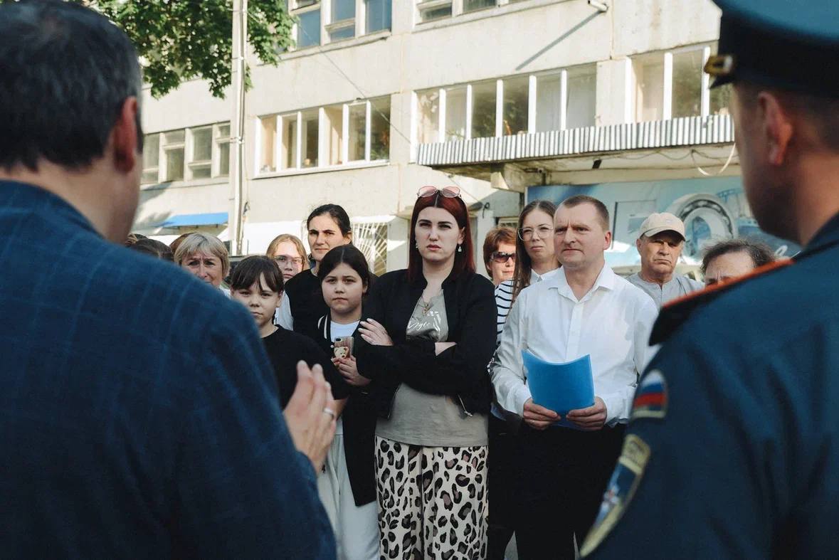Арендатор горевшего помещения на АПЗ-20 в Курске проведет экологическую экспертизу Врио губернатора Александр Хинштейн встретился в Железнодорожном округе с местными жителями, которые жалуются на проблемы, в том числе со здоровьем, из-за постоянного тления после масштабного апрельского пожара. В прошлом месяце на территории завода произошёл сильный пожар, огонь, который тушили практически сутки, полыхал на 10 тысячах квадратных метров. Множество железных, металлических и бетонных конструкций выгорело и рухнуло. При любой попытке их разобрать начинается новое горение. На месте почти круглосуточно дежурят пожарные. Из-за груды обугленных конструкций в воздухе больше месяца стоит сильный запах гари. Жители многоэтажек, расположенных через дорогу от места пожара, рассказали, что из-за постоянного тления нельзя открыть окна, дети не выходят гулять, начались головные боли и бессонница. Александр Евсеевич пояснил, что помещение, где вспыхнул огонь, АПЗ-20 сдал в аренду, за противопожарную безопасность полную ответственность несет арендатор. Причину возгорания выясняют эксперты. Сейчас крайне важно устранить запах. Власти договорились с подрядчиком, который будет разбирать завалы, что в течение двух месяцев эту работу завершат. Разбор пройдет за счет предприятия, кроме того, оно же закажет экологическую экспертизу. Сгоревшие конструкции вывезут на специализированный полигон. На месте по-прежнему будут находиться сотрудники МЧС. — Инициативная группа жителей попросила иметь доступ к месту разбора завалов, чтобы видеть процесс: договорились, что это будет возможно, только если не будет представлять угрозу, — пояснил врио губернатора и заверил, что будет держать ситуацию на контроле. Фото из социальных сетей Александра Хинштейна.
