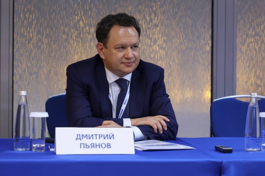 ВТБ отчитался о прибыли и рассказал о будущем кредитов физлиц   За пять месяцев текущего года группа ВТБ заработала чистую прибыль в размере 233,6 млрд рублей. Это соответствует возврату на капитал 20,3%, сообщил первый зампред правления ВТБ Дмитрий Пьянов.  «ВТБ является основным бенефициаром в российской банковской системе от снижения процентных ставок, и начавшееся в июне снижение ключевой ставки дает нам основания для более оптимистичных прогнозов на 2025 год. Мы рассчитываем существенно повысить прогноз по чистой процентной марже и чистой прибыли при публикации полугодовых финансовых результатов», - пояснил топ-менеджер.