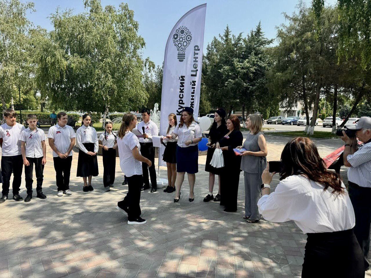 Представитель прокуратуры вручила паспорта жителям Курского округа 12 июня страна будет отмечать праздник национального единения и общей ответственности за настоящее и будущее Родины. В преддверии Дня России заместитель прокурора Курского района Кристина Донцова приняла участие в торжественном вручении паспортов юным гражданам нашего государства. На центральной площади станицы Курской в канун одного из важнейших праздников в торжественной обстановке 12 ребят получили свой главный документ. Работник прокуратуры отметила важность этого дня в жизни каждого человека, пожелала детям успешно окончить школу, выбрать свой жизненный путь и стать достойными гражданами Российской Федерации.