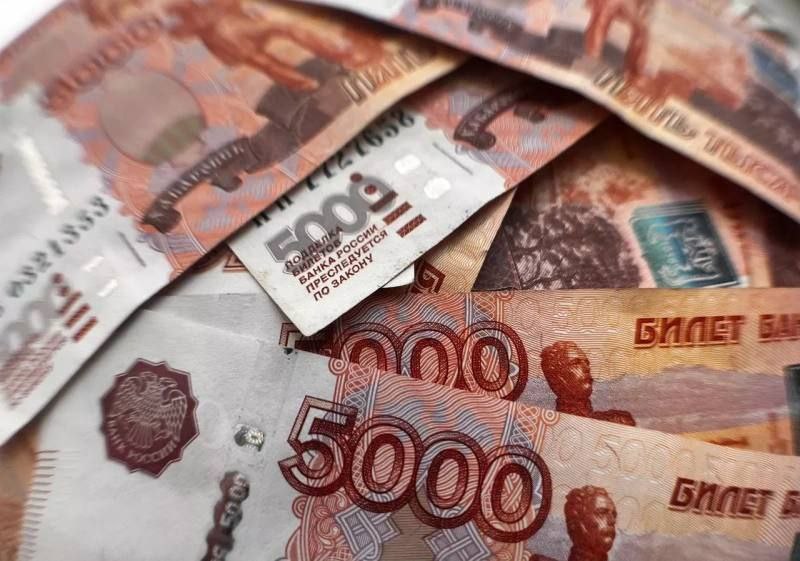 Микробизнесу Приморья предлагают поучаствовать в налоговом эксперименте  Малые предприятия и индивидуальные предприниматели Приморья смогут перейти на новый, экспериментальный режим – автоматизированная упрощенная система налогообложения  АУСН .  Проект соответствующего закона был принят депутатами краевого парламента на июльской сессии. Ранее АУСН в качестве эксперимента действовала в четырёх субъектах страны – Москве, Московской и Калужской областях, а также в Республике Татарстан.  «Промежуточные результаты эксперимента Федеральная налоговая служба и Минфин России оценили положительно и приняли решение распространить АУСН на всю территорию России с 1 января 2025 года. В настоящее время данный налоговый режим уже установлен в 65 регионах. Закон рассчитан на период с 1 сентября текущего года до 31 декабря 2027 года. Пользователи нового налогового режима — это микропредприятия с годовым доходом до 60 млн руб., остаточной стоимостью основных средств не более 150 млн руб. и численностью работников не более 5 человек», – отметил глава минэкономразвития Приморья Андрей Блохин.  Уточняется, что обязательным условием перехода на АУСН является наличие расчётного счёта в одном из уполномоченных банков и оплата труда только в безналичной форме. Ведение налогового учёта доходов и расходов плательщиками автоматизированной УСН предусмотрено в личном кабинете уполномоченного банка или ФНС, куда будут автоматически поступать данные с расчётного счёта в банке и контрольно-кассовой техники.  Блохин подчеркнул, что новый режим станет эффективным инструментом для «обеления» бизнеса и сокращения теневого сектора экономики. Этому будет способствовать полная автоматизация расчёта налога. Более интересным он станет для новых компаний, созданных в таких сферах как торговля, услуги перевозки, аренда и управление собственной недвижимостью. Ставка налога составит 8% от доходов или 20% от доходов минус расходы.