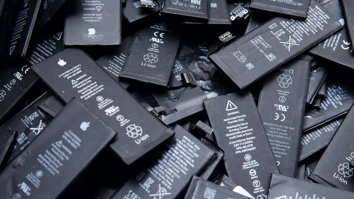 Обсасываем слухи Якобы объём батарей для линейки iPhone 17 Тут самое интересное что версии с eSIM для США получат увеличенный объём Версия SIM eSIM и скорее всего SIM SIM iPhone 17 3692 мАч в iPhone 16 было 3561 мАч iPhone 17 Air 3036 мАч iPhone 17 Pro 3988 мАч в 16 Pro было 3582 мАч iPhone 17 Pro Max 4823 мАч в 16 Pro Max было 4685 мАч Версия с eSIM iPhone 17 3692 мАч столько же iPhone 17 Air 3149 мАч 113 мАч iPhone 17 Pro 4252 мАч 264 мАч iPhone 17 Pro Max 5088 мАч 265 мАч Берём с eSIM Rozetked Подписаться