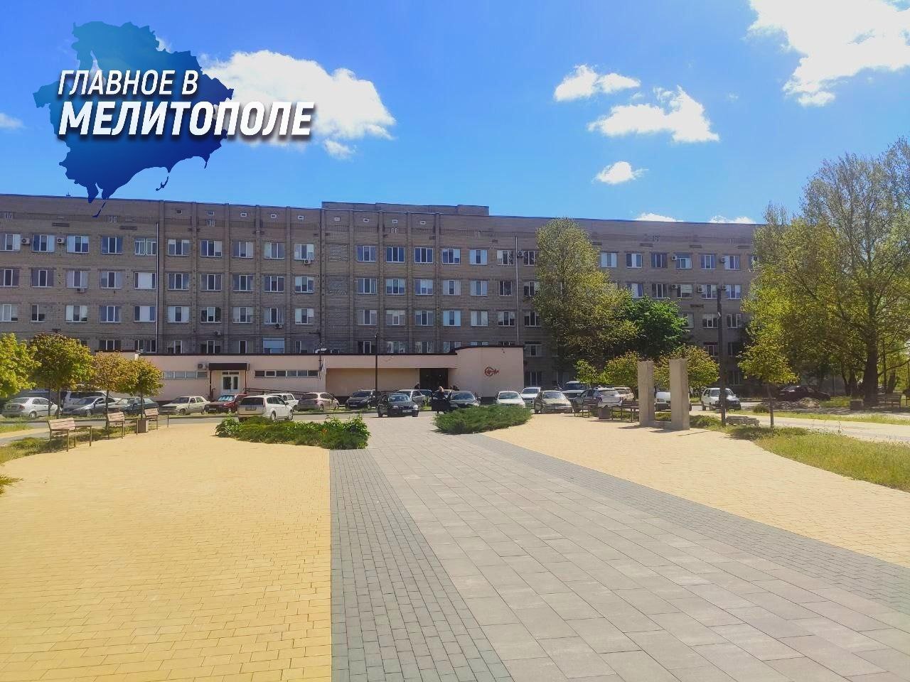 Карелия организует прием офтальмологов в Мелитопольской больнице для пациентов из Васильевки и Днепрорудного  Офтальмологи из Краснодарского края будут принимать пациентов из Запорожской области с 11 по 13 августа. Запись на прием уже открыта в Васильевке и Днепрорудном.  «Офтальмологическая помощь пользуется большим спросом в этих населенных пунктах. Во время своей командировки в регион министр здравоохранения Карелии Михаил Охлопков договорился с офтальмологами из Краснодарского края о проведении приема в Мелитопольской больнице. Врачи будут проводить операции для взрослых пациентов. Карелия также возьмет на себя транспортировку коллег в Мелитополь», — отметил главный хирург Карелии Александр Романов, который активно поддерживает связь с коллегами и пациентами даже находясь в Карелии. С 2023 года карельские медики оказывают помощь жителям подшефного региона, формируя бригады врачей для выездов в Запорожскую область и проведения онлайн-консультаций.