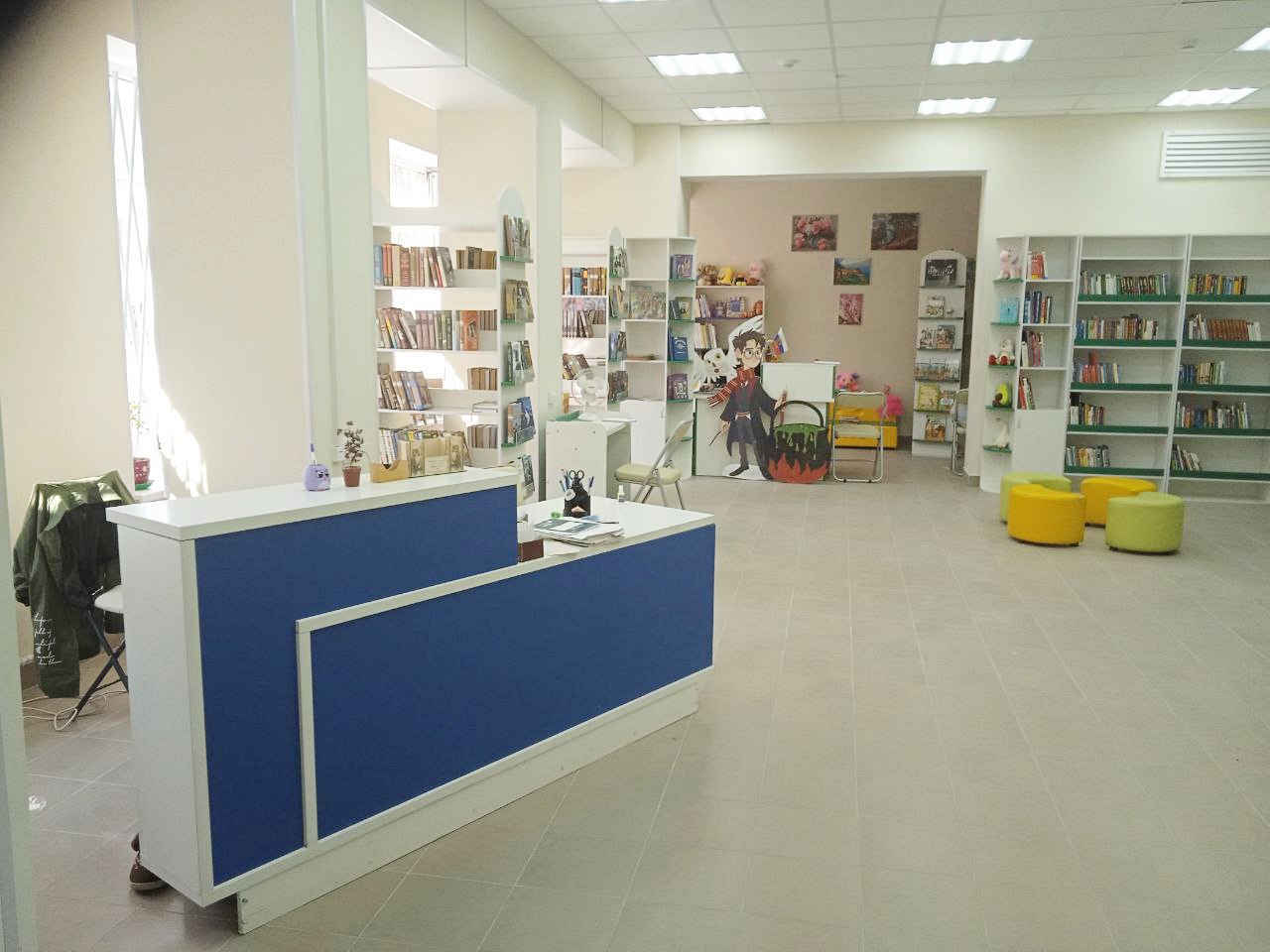 Мариуполь возрождает свои библиотеки В городском округе Мариуполь уделяется значительное внимание развитию библиотечной сети В самом городе функционирует семь библиотек а по всему округу их насчитывается десять Об этом сообщил глава муниципалитета Антон Кольцов  В прошлом году в пяти библиотеках им Н Носова Н В Гоголя А П Чехова А С Пушкина и А С Серафимовича были проведены ремонтно восстановительные работы которые позволили улучшить условия для посетителей  В текущем году планируется обновить еще две городские библиотеки им Н М Карамзина и Г Х Андерсена  Продолжается реконструкция здания где ранее размещалась Центральная библиотека его дальнейшее использование будет определено в ближайшее время  В 2025 году библиотеки округа привлекли более 10 тысяч новых читателей а общее число посещений превысило 100 тысяч ВАРМСУ СМО ДНР Подписывайтесь ВАРМСУ СМО ДНР Подписывайтесь