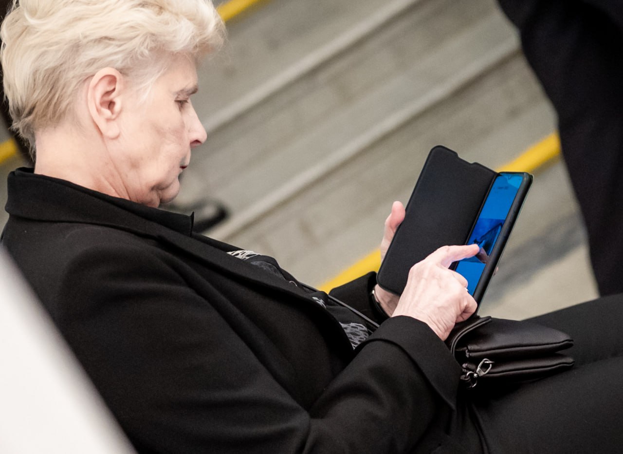 В министерстве общественной безопасности Южного Урала опровергли фейк о сдаче шин В социальных сетях распространяются публикации с постановлением министерства общественной безопасности Челябинской области в котором южноуральцев призывают срочно сдавать шины для укрепления гражданской защиты региона с обещанием денежной выплаты Это сообщение является подделкой сообщили в пресс службе ведомства Важно отметить что постановления могут издавать только губернатор и правительство региона в то время как министерства принимают лишь приказы Кроме того оформление этого документа не соответствует требованиям закона Челябинской области О нормативных актах и его невозможно найти в правовых базах данных Министерство общественной безопасности обращается к гражданам Будьте внимательны проверяйте информацию и не пересылайте публикации из недостоверных источников говорится в сообщении ведомства MobChel74 eugenejut