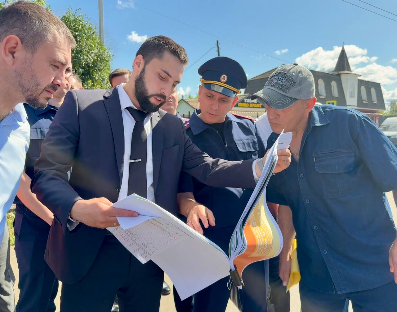 Исполняющий обязанности руководителя Западного МСУ на транспорте СК России Виктор Петрович Козлов провел выездной прием на железнодорожной станции Лобня 13 августа 2025 года на железнодорожной станции Лобня исполняющий обязанности руководителя Западного межрегионального следственного управления на транспорте СК России Виктор Петрович Козлов провел выездной прием местных жителей. Прием прошел в рамках процессуальной проверки, организованной по информации, озвученной в эфире федерального канала. Жители Подмосковья жаловались на состояние пешеходного моста через железнодорожные пути. В обсуждении участвовали представители ОАО «РЖД», контролирующих органов, администрации г. Лобни, подрядной организации. На встрече речь шла о реализации проектных решений по развитию пассажирской инфраструктуры на станции Лобня. Граждане получили разъяснение относительно этапов запланированной реконструкции и сроков ее исполнения, а также обустройства временного перехода на период проводимых работ. Особое внимание уделили вопросам доступности для маломобильных групп населения. Этот прием стал повторным по теме переустройства станции. Благодаря сотрудничеству ведомств и контролю со стороны СК России рассмотрение проекта по созданию современного конкорса над путями с удобным оснащением находится на завершающей стадии. После мероприятия жители поблагодарили за внимание к их вопросам. Собравшиеся согласовали проведение следующей встречи, чтобы обсудить результаты работы. Ход и результаты процессуальной проверки находятся на контроле руководства ЗМСУТ СК России. подписаться