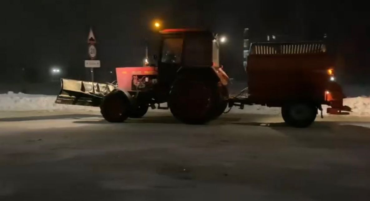 В связи с резким ухудшением погодных условий ведутся работы по обработке улиц тротуаров и дорог противогололёдными материалами Со вчерашнего вечера и ночью на линии работало 10 единиц спецтехники На обрабатке противогололёдными материалами пешеходных зон тротуаров и остановок дворовых территорий задействовано 74 человека На обработку территорий израсходовано 198 тонн противогололедных материалов Работы будут продолжаться в течение всего дня Будьте внимательны и осторожны