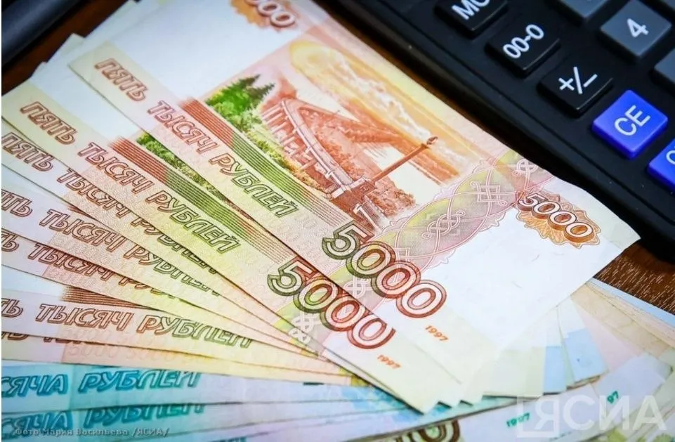 Горному мастеру в Якутии вернули долг по зарплате более 1 миллиона рублей Житель Якутии работавший горным мастером по срочным трудовым договорам недополучил оплату от золотодобывающей компании и обратился в суд Суд обязал взыскать с организации задолженность по заработной плате компенсацию за задержку выплат моральный вред и судебные расходы Общая сумма взыскания превысила один миллион рублей Исполнительный лист поступил в Нерюнгринское районное отделение судебных приставов В установленный срок для добровольного погашения долга компания выплаты не произвела Тогда судебный пристав применил меры принудительного взыскания арестовал расчётные счета юрлица и вынес запрет на регистрационные действия в отношении девяти транспортных средств После этого золотодобывающая компания полностью погасила задолженность перед работником Все новости Яестьновость Обсудить Читайте нас в MAX