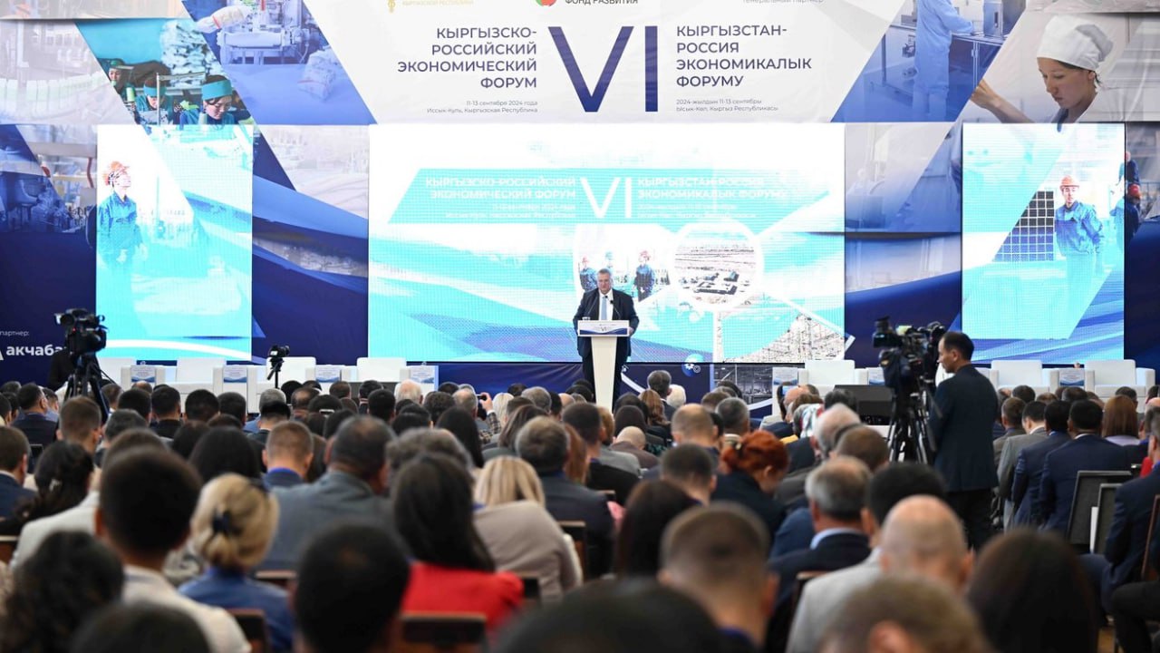 Россия и Кыргызстан подписали контракты на 270 млн долларов  В рамках VII Российско-кыргызского бизнес-форума в Чолпон-Ате заключены 30 соглашений на общую сумму около 270 миллионов долларов. Об этом сообщил председатель правления Российско-кыргызского фонда развития Артём Новиков.    «Среди ключевых договоренностей – поставки авиационной техники для аэропортов Кыргызстана и железнодорожного оборудования для «Кыргыз темир жолу», – отметил он.    Мероприятие собрало около 1000 участников, включая представителей почти 100 компаний двух стран.    Южная служба новостей