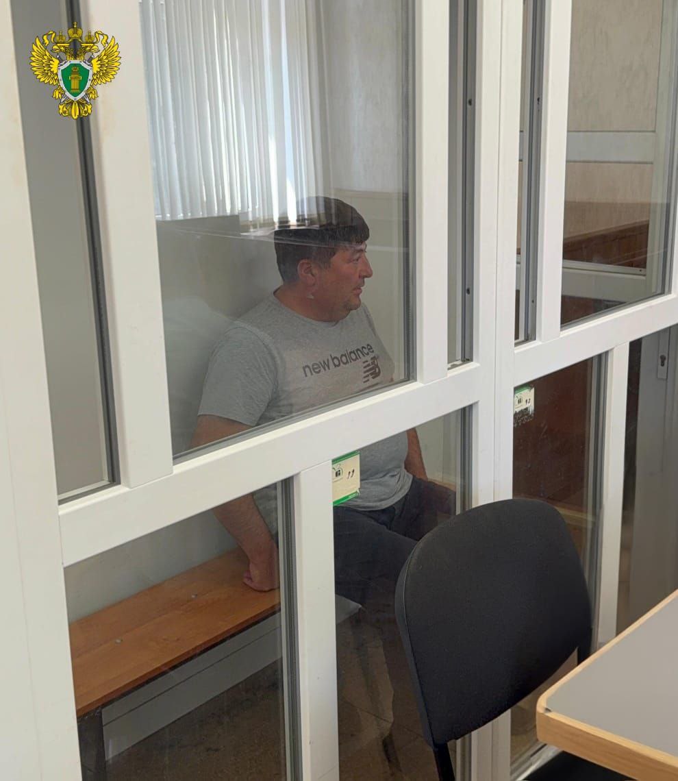 Теперь не особняк Судимого директора Теплосети Ставрополя Вдовина поймали с поличным на взятке в 2 7 млн Директора АО Теплосеть Ставрополя Владимира Вдовина обвиняют в получении взятки Вдовин о свершениях которого в сфере ЖКХ в 2016 году активисты рассказывали президенту Владимиру Путину может получить новую судимость На этот раз Вдовина поймали с поличным и обошлось без участия главы государства Рассказываем о скандале с особняком и о крупной взятке которую сейчас вменяют коммунальщику а также о несчастливом кресле руководителя Ставрополькрайводоканала Взяли за взятку В Ставрополе суд заключил под стражу генерального директора АО Теплосеть Владимира Вдовина Его обвиняют в получении взятки в особо крупном размере Вдовин как считает следствие получил 2 7 млн рублей от предпринимателя Деньги мужчина давал за то чтобы Теплосеть продлила срок аренды мини теплоэлектростанций которыми пользовался бизнесмен сообщили в прокуратуре Ставропольского края По данным УФСБ по региону коммунальщика взяли с поличным его задержали когда он получал взятку от предпринимателя Промышленный районный суд Ставрополя решил что Вдовин будет находиться в СИЗО во время следствия Прокуратура взяла его дело на особый контроль На новые грабли Владимир Вдовин стал руководителем государственной Теплосети предприятия которое управляет котельными Ставрополя в феврале 2020 года Тёплое место он хотел занять ещё в 2017 году когда находился под следствием по другому делу Тогда в кресле руководителя Теплосети он просидел всего месяц С чем была связана скоропостижная отставка Владимира Вдовина неизвестно Прославился же Вдовин на предыдущем месте работы Владимир Вдовин стал известен на всю страну когда руководил государственным Ставрополькрайводоканалом В 2016 году о делах тёзки на медиафоруме Народного фронта активисты рассказали президенту России Владимиру Путину Глава государства услышал что за первые два года работы под чутким руководством Вдовина предприятие понесло убытки в 311 млн рублей Однако это не помешало Водоканалу купить за 17 млн рублей особняк в Ставрополе В доме жил сам повелитель систем водоснабжения и водоотведения гендиректор Вдовин Тогда Владимир Путин потребовал провести проверку Водоканала что и было сделано Как в воду глядел Результаты проверки которую поручил провести глава государства ошеломили Были выявлены десятки системных нарушений искусственное завышение тарифов для населения неисполнение обязательств по ремонту труб и водоснабжающего оборудования заключение многомиллионных фиктивных сделок покупка за счёт предприятия дорогостоящей бытовой техники и сотовых телефонов для личных нужд сотрудников заявляли тогда в Народном фронте Тогда в 2016 году следователи наверное уставали заполнять протоколы папки уголовных дел разбухали один за другим появлялись новые подозреваемые сотрудники коммунального предприятия Вдовин не стал исключением Правоохранители выяснили что он не только жил бесплатно в роскошном особняке но и получал компенсацию за жильё как будто снимал его за свои деньги Кроме того с 2014 по 2015 годы гендиректор Ставрополькрайводоканала не расторг договоры аренды объектов водозабора в Пятигорске которые на тот момент вывели из эксплуатации То есть коммунальное предприятие платило за объекты которыми не пользовалось Ущерб превысил 7 млн рублей Сначала Вдовину дали условный срок а в апелляции коммунальщика приговорили к полумиллионному штрафу Кстати на суде Вдовин говорил что особняк на самом деле не особняк а гостиница Правда почему в отеле жил только он и бесплатно гендиректор вразумительно не пояснил Подписывайтесь на нас во ВКонтакте и в Одноклассниках чтобы быть в курсе самых интересных новостей Кавказа Подписывайтесь на телеграм канал АиФ Северный Кавказ