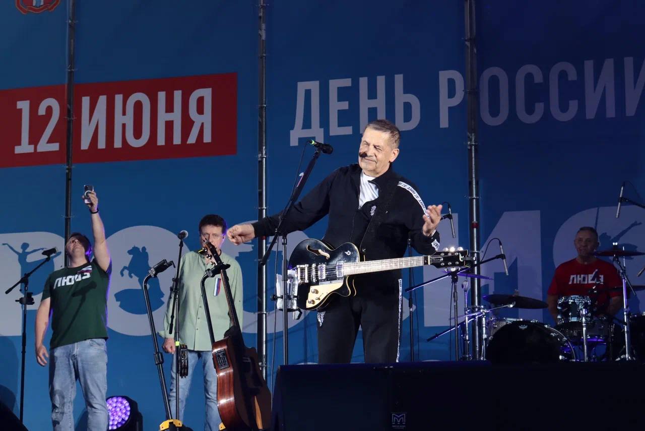 Больше 50 тысяч человек посетили концерт группы «Любэ», завершающий празднование Дня России в Омске. Об этом сообщил в соцсетях губернатор Виталий Хоценко. И еще раз поздравил жителей региона с государственным праздником: «С праздником, дорогие омичи! Россия всегда будет великой!»-сказал глава региона.