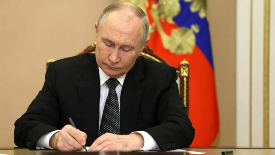 Путин поручил отобрать 100 лучших отечественных фильмов для показа в школах Президент РФ Владимир Путин поручил Минпросвещения и Совету по культуре и искусству отобрать 100 лучших советских и российских художественных фильмов для их показа в общеобразовательных организациях. Об этом говорится в перечне поручений, опубликованном на сайте Кремля. Министерство и Совет при Президенте также должны представить предложения о включении в программы основного общего и среднего общего образования тем, которые будут направлены на знакомство учащихся с классическим кинематогрофом. Срок исполнения поручения — 30 августа 2025 года. Фото: Администрация Президента России , VK и ОК и читайте новости на нашем сайте