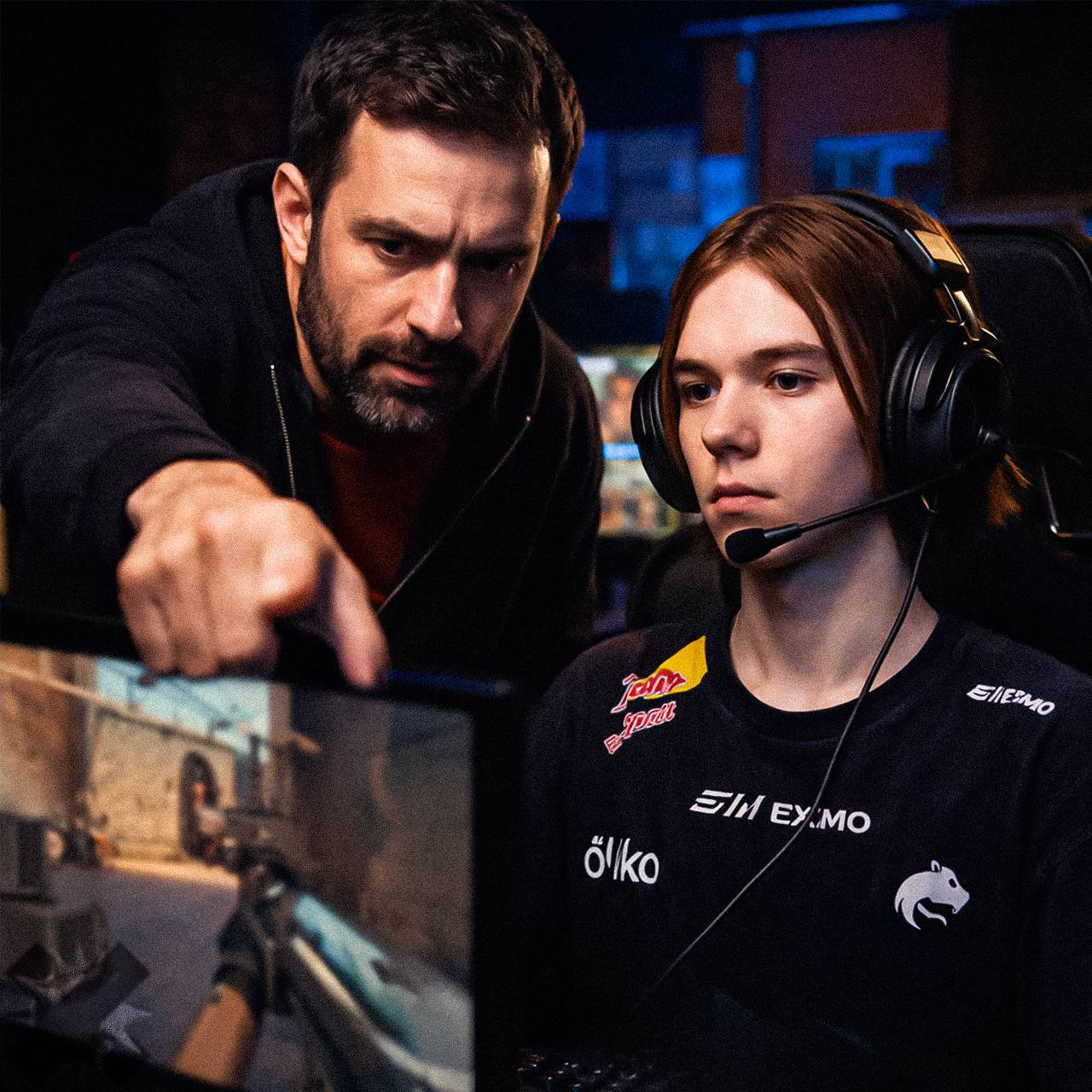 Репетитор по CS2 рассекретил свой доход Коуч получил профильное образование на кафедре компьютерного спорта РГУФК и имеет официальную профессию тренера за это он получает 80 120 тысяч в месяц При лучшем раскладе выхлоп достигает 150 тысяч Мужчина отметил что в летний период доход меньше так как спрос падает все разъезжаются   это же профессия мечты да за что не верю что кому то нужны его услуги НМШ