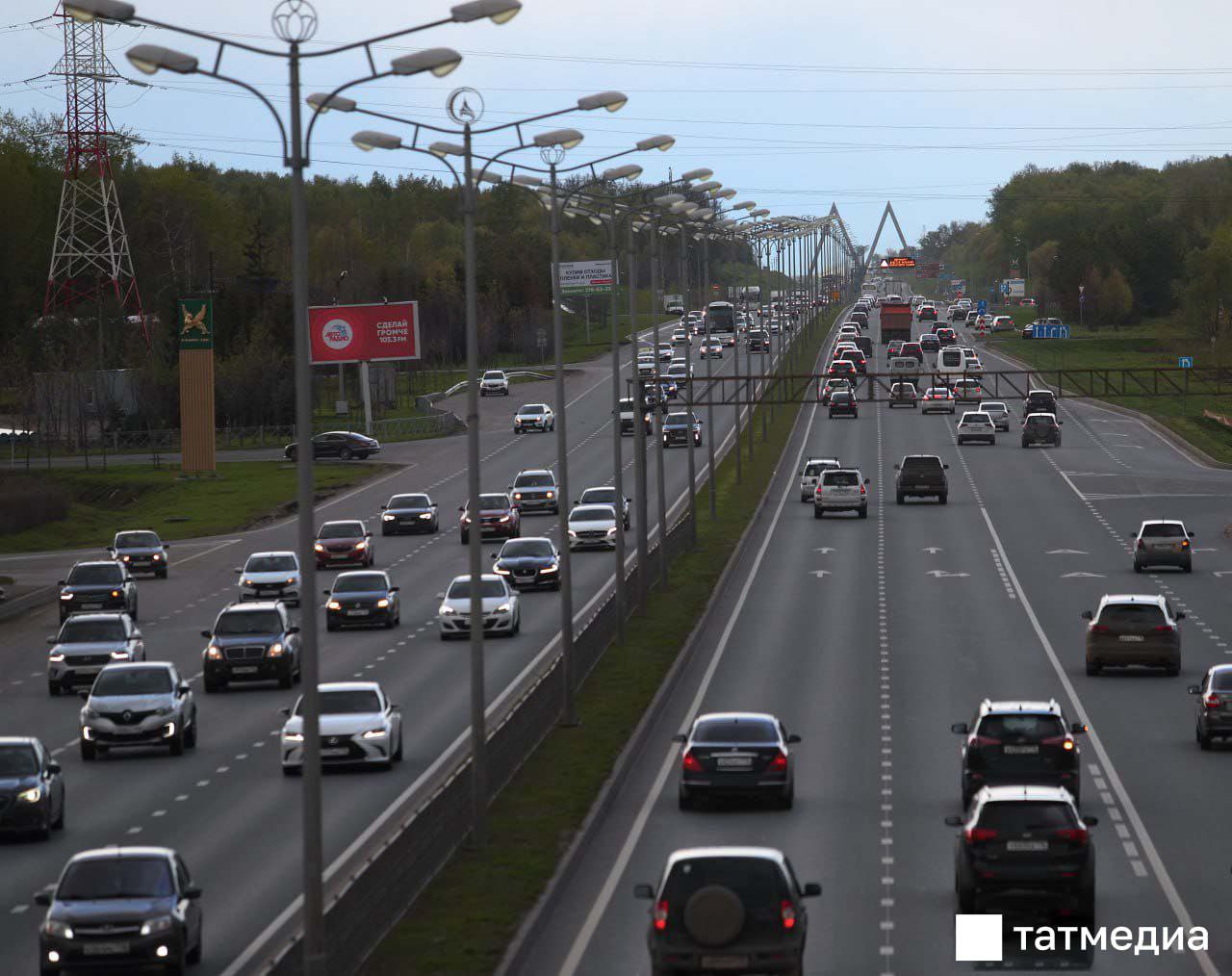 В Татарстане планируется строительство новой магистрали, которая станет дублером Оренбургского тракта.  Новая автодорога начнется от первой развязки трассы М-12 с Атабаевским трактом и пройдет вблизи населенных пунктов Столбище, Усады, поселка Мирный, а также рядом с объектами компании DoorHan, после чего соединится с Казанью.  Проезд по участку дороги до бетонной трассы Казань – Боровое Матюшино будет осуществляться на бесплатной основе.