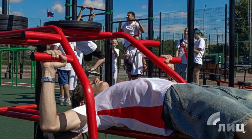  Одиннадцать площадок для сдачи норм всероссийского физкультурно-спортивного комплекса «Готов к труду и обороне» ГТО открыты в ЛНР, еще четыре появятся в Республике до конца года. Об этом сообщил министр спорта ЛНР Олег Шеренешев. «На территории Республики открыты 11 площадок для сдачи норм ГТО. Четыре из них — на базе физкультурно-оздоровительных комплексов открытого типа, еще семь площадок открыты за счет средств Президентского фонда культурных инициатив. Кроме того, в этом году планируются к открытию четыре площадки: одна в июне и три — до конца года», — проинформировал руководитель ведомства, отвечая на соответствующий вопрос корреспондента ЛИЦ.