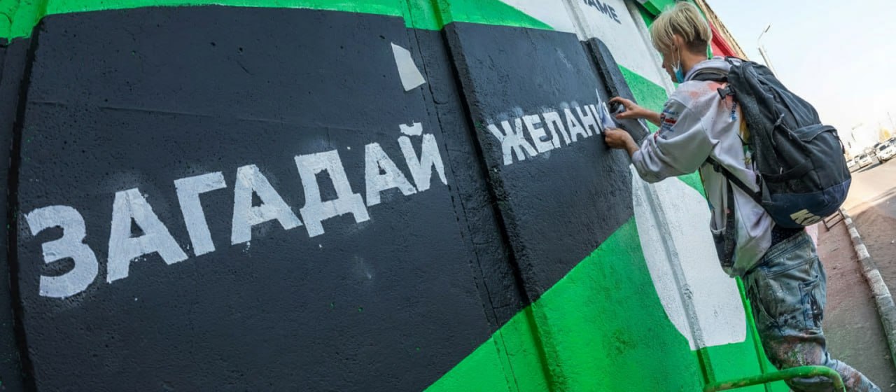 Почти половина работающих южноуральцев ищут осеннюю подработку Почти каждый второй работающий житель Челябинской области 42 рассматривает возможность подработки осенью этого года Такими данными полученными на основе проведенного опроса жителей Южного Урала делится крупная платформа по поиску работы Справедливости ради стоит отметить что показатель в нашем регионе ниже общероссийского который составляет 47 и минимальный среди субъектов Уральского федерального округа Меньше всего дополнительным доходом озабочены жители Челябинской области В Тюменской области например этот показатель достигает 48 4 отмечают аналитики сервиса При этом только 7 южноуральцев уже имеют подработку это средний показатель по макрорегиону Наиболее заинтересованы в дополнительном заработке работники сферы искусства развлечения и массмедиа 61 Еще 60 оказались в индустрии красоты Врачи и преподаватели занимают третье место по 58 у каждой профессии Опрос показал что основная мотивация необходимость поддержания своего бюджета Эксперты связывают относительную сдержанность челябинцев с более стабильной экономической ситуацией в промышленном регионе Однако тренд на множественную занятость продолжает расти по нашим наблюдениям за год количество ищущих подработку увеличилось eugenejut