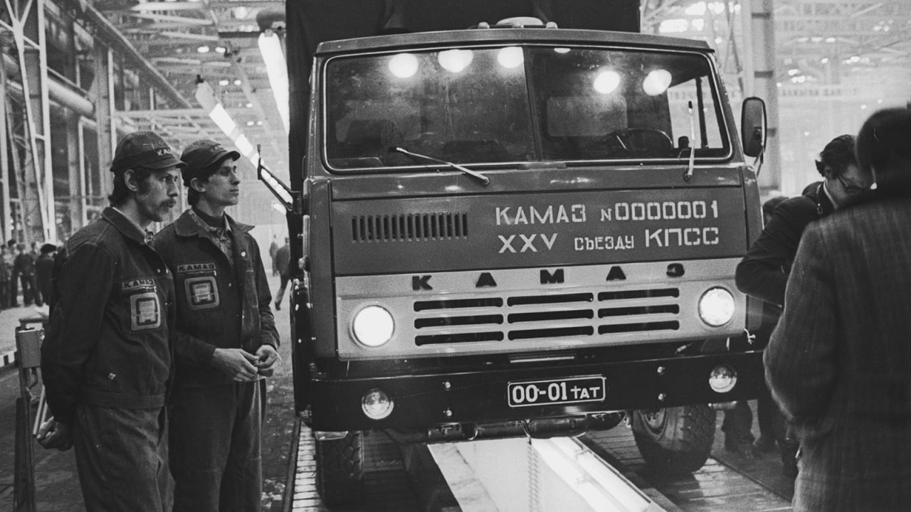 Ровно полвека назад 16 февраля 1976 года из корпуса главного сборочного конвейера Камского автозавода в Набережных Челнах выехал первый тяжёлый грузовик марки КАМАЗ Кстати В выборе площадки для нового автомобильного завода участвовало порядка 70 кандидатов Конечный выбор был обусловлен удобным географическим положением самый центр развитой части страны и близостью реки Кама дополнительной удобной транспортной артерии В строительстве завода участвовало 100 тысяч человек и около 700 зарубежных предприятий а окупил он себя за 10 лет работы Мы из СССР Мы в Max