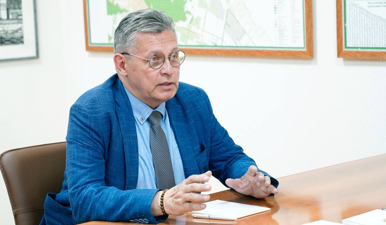 Рифат Сабитов Сфера медиа и коммуникаций развивается очень динамично Происходят трансформации которые оказывают влияние на привычки многих россиян Одним из главных событий 2025 года в сфере медиа и коммуникаций признан запуск национального мессенджера Рейтинг представил ВЦИОМ В медиапотреблении зафиксирован рост доли российского контента По оценкам аналитиков отечественные фильмы заняли около 80 кинопроката а доля просмотров российских сериалов превысила 75 Росту способствовали господдержка отрасли и уход западных игроков Эксперты также отметили усиление коротких форматов рост влияния ИИ и снижение роли традиционных поисковиков Маркетплейсы укрепив позиции в торговле начали активнее выходить на рекламный и медийный рынки Подробнее здесь ГТРК Ставрополье Читайте нас в MAX