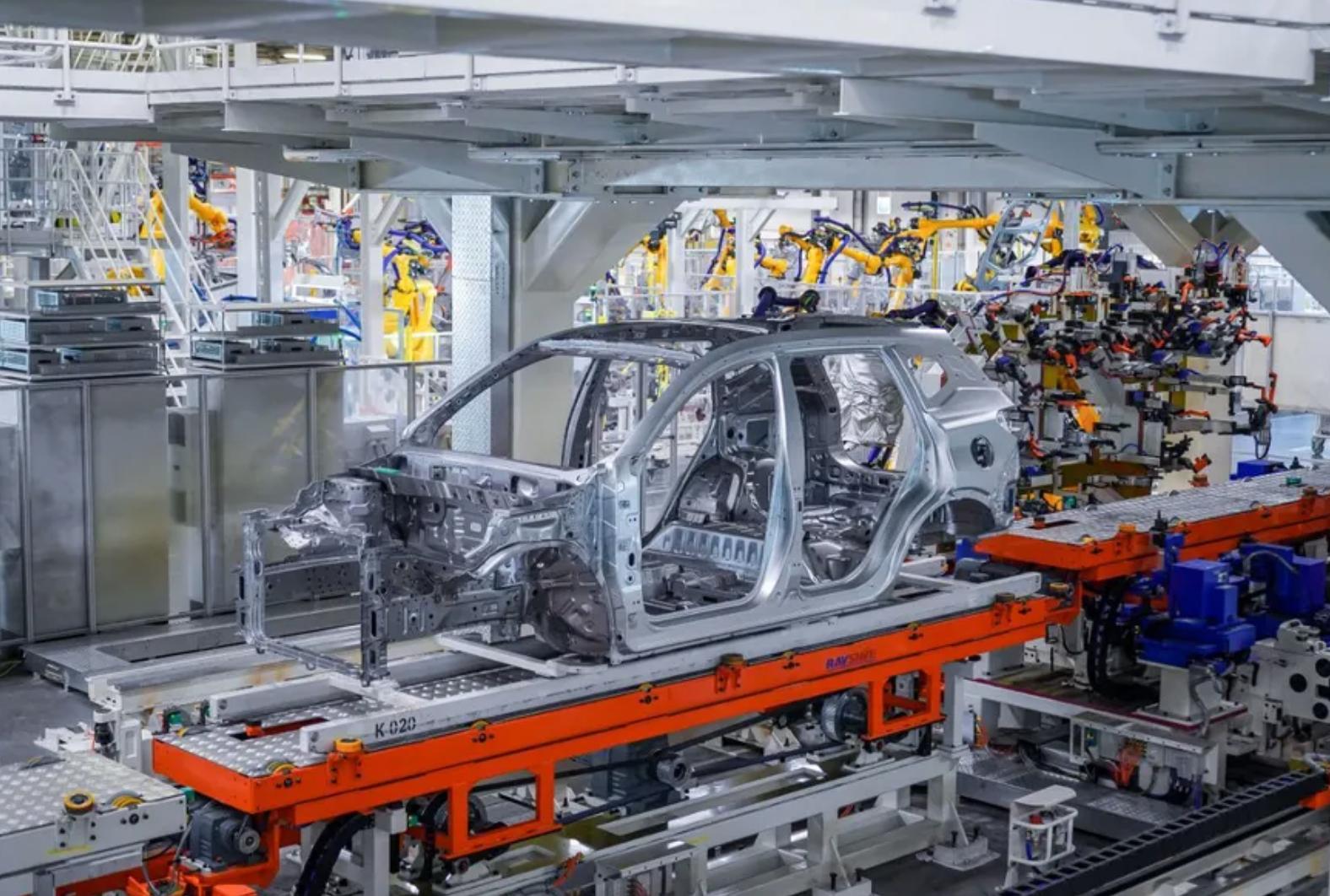 На бывшем заводе VW в Калуге сварили первый кузов Tenet.  Наконец-то новость не из будущего: на заводе «АГР Холдинг» завершена подготовка цеха сварки к производству автомобилей Tenet  Chery Tiggo 4, Tiggo 7L, Tiggo 9 .  Адаптация линии под производство кроссоверов Tenet потребовала полной перестройки и переоснащения цехов. Оборудование монтировали и отлаживали последние три месяца.  Запуск сварки позволит расширить круг российских поставщиков, включая производителей кузовных деталей и силовых компонентов.  Остальные «новости» о будущем или о том, как правильно произносить или расшифровывать хитрозамороченное название бренда, сменяющего Chery.  Губернатор считает, что машины должны хорошо получиться – на заводе удалось сохранить немецкую систему контроля качества.    Автовоз