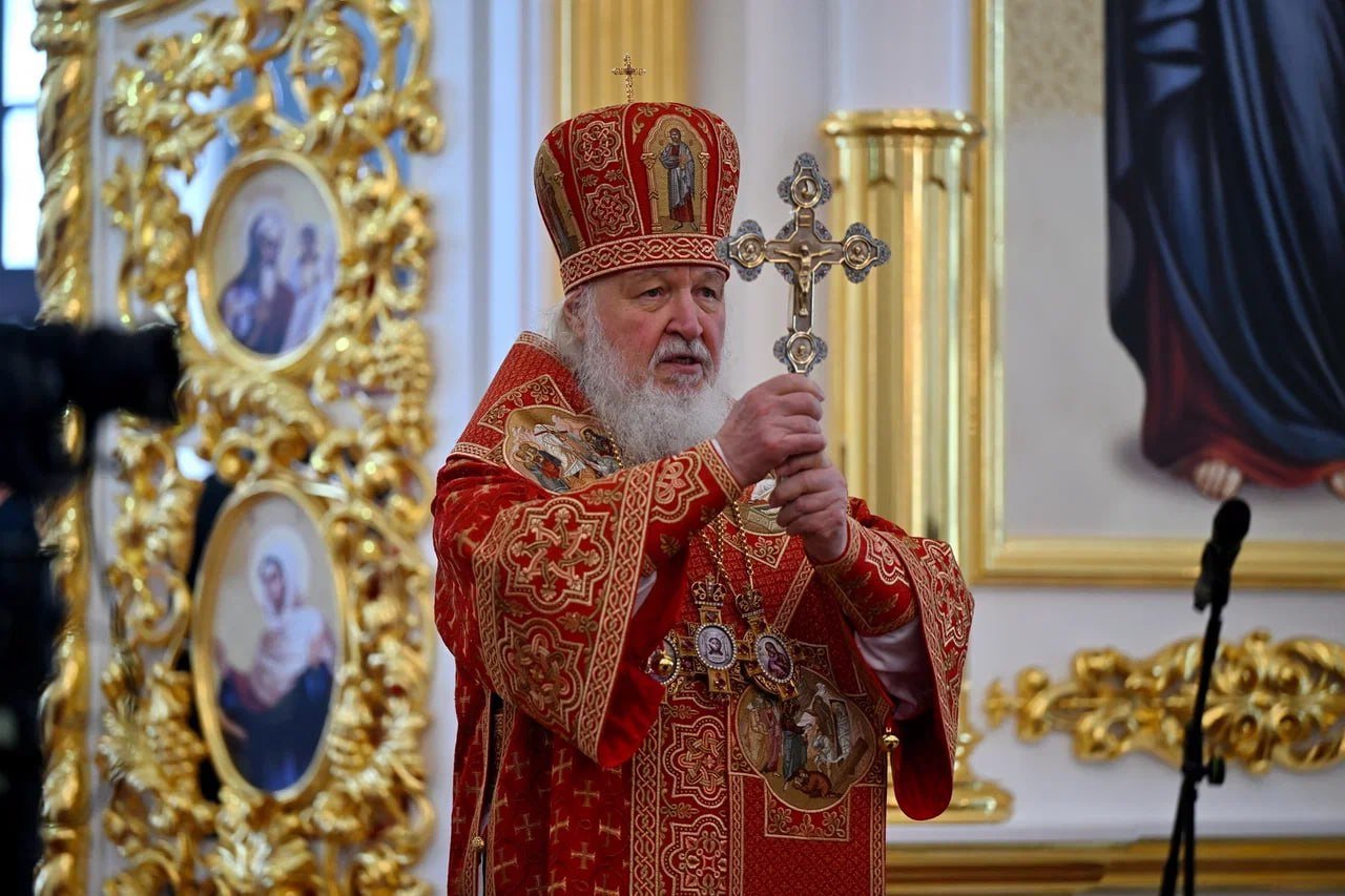 Патриарх Кирилл провел Божественную литургию в Воткинске. Предстоятель Русской Православной Церкви, Святейший Патриарх Кирилл, в воскресенье, 18 мая, провел обряд большого освящения Благовещенского собора в Воткинске. Он возглавил торжественное богослужение — Божественную литургию — в обновленном соборе. Как сообщила пресс-служба главы и правительства Удмуртии, среди прихожан были глава региона Александр Бречалов, благотворители и меценаты, оказавшие значительную помощь в реставрации храма, а также участники специальной военной операции и их близкие родственники. «Спасибо Ижевской епархии за те труды, которые вы несете вместе с духовенством и приходскими активами. Церковная жизнь здесь очевидно развивается. Такое развитие в наше время предполагает не только совершение богослужений в храмах. Сердечно поздравляю с праздником. Христос Воскресе!», - отметил Святейший Патриарх Кирилл.