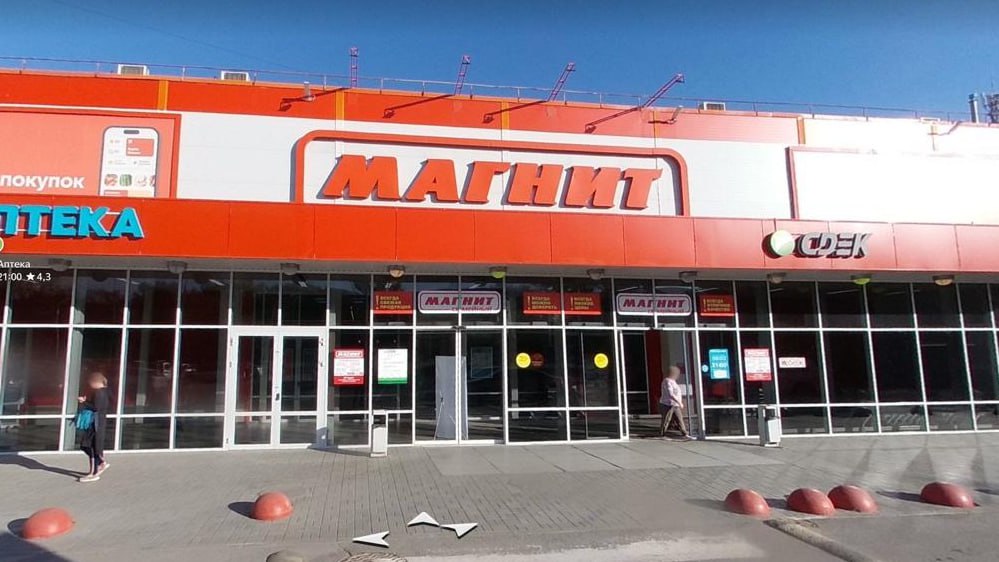 В Омске ФАС начала проверку по жалобе на подорожание пакетов в крупных супермаркетах Федеральная антимонопольная служба начала проверку после обращения ассоциации профессиональных пользователей соцсетей и мессенджеров, которая пожаловалась на рост цен на пакеты в крупных торговых сетях. В письме упомянуты «Пятерочка», «Перекресток», «Магнит» и «Дикси», работающие в том числе и в Омской области. Авторы документа заявили о возможном ценовом сговоре. По данным ассоциации, за последний год стоимость полиэтиленовых пакетов в этих магазинах выросла на 25 %. В ФАС подтвердили получение обращения и подчеркнули, что при выявлении признаков сговора будут приняты соответствующие меры.