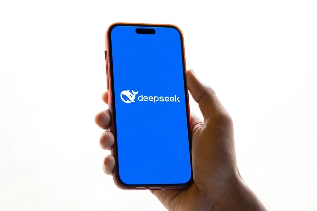 Китайский ИИ DeepSeek оказался дороже, чем казалось — на его обучение потратили $1,6 млрд  Ранее сообщалось, что на создание модели DeepSeek потратили всего $5-6 млн, однако новые данные указывают, что эти цифры относятся лишь к финальному этапу разработки. Общая стоимость обучения системы, согласно утечкам, составила внушительные $1,6 млрд.  Это ставит DeepSeek в один ряд с самыми дорогими ИИ-проектами, а также подчёркивает серьёзность китайских инвестиций в развитие искусственного интеллекта.