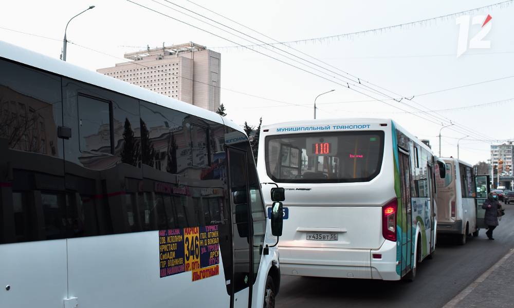 В Омске планируют возобновить автобусный маршрут №99  Мэрия объявила конкурс на поиск перевозчика. Согласно условиям конкурса, будущий перевозчик должен иметь в наличии 12 автобусов малого класса вместимостью не менее 18 мест. Интервал движения составит 15 минут с 6:00 до 23:00. Дата первого рейса пока неизвестна.   Заявки на участие принимаются до 27 марта 2025 года. Напомним, маршрут «посёлок Чкаловский — микрорайон Рябиновка» отменили в октябре 2023 года.